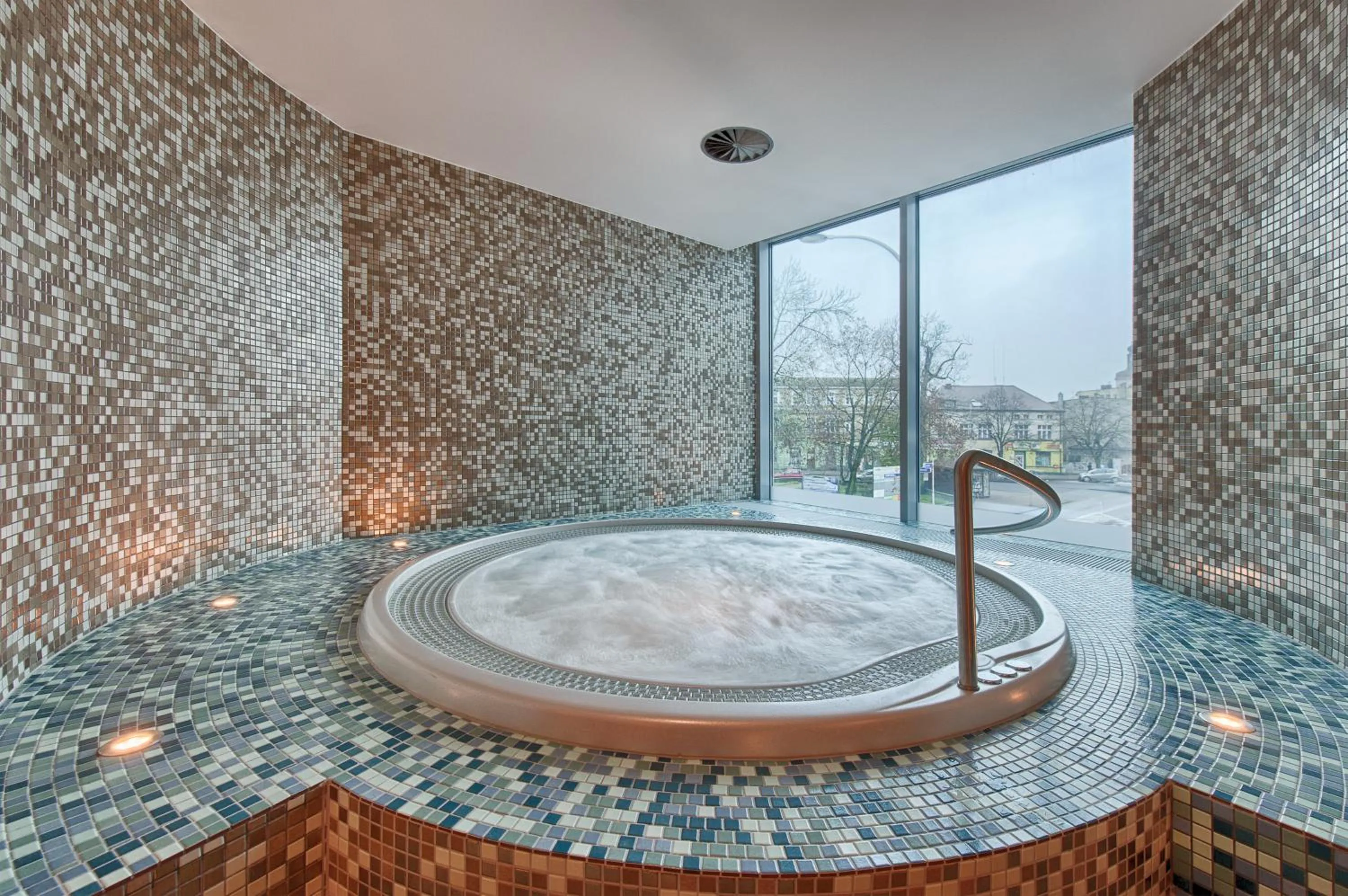 Hot Tub in Hotel Lazur SPA & Conference