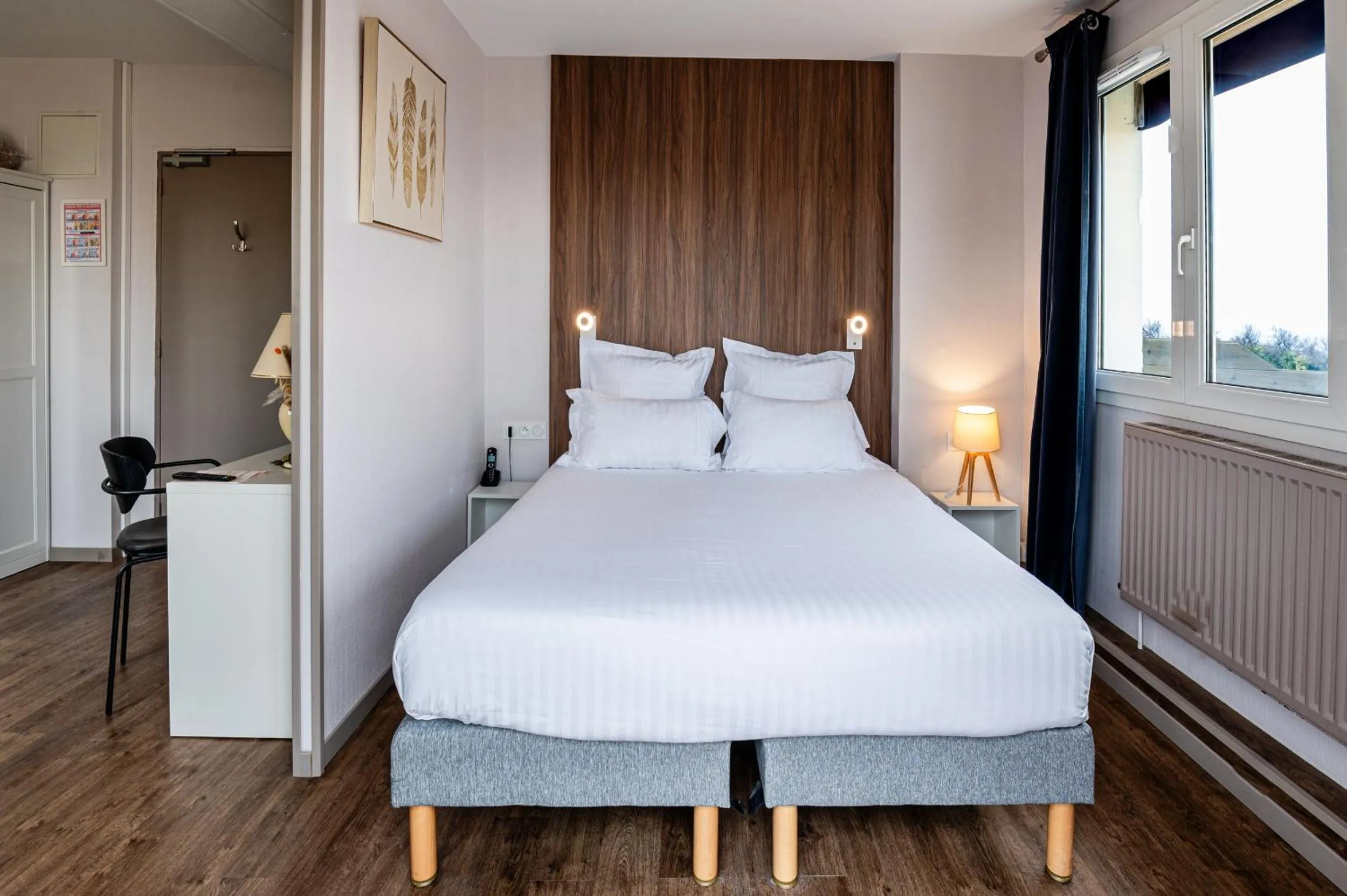 Bed in Saint Aubin Logis Hôtel & Restaurant