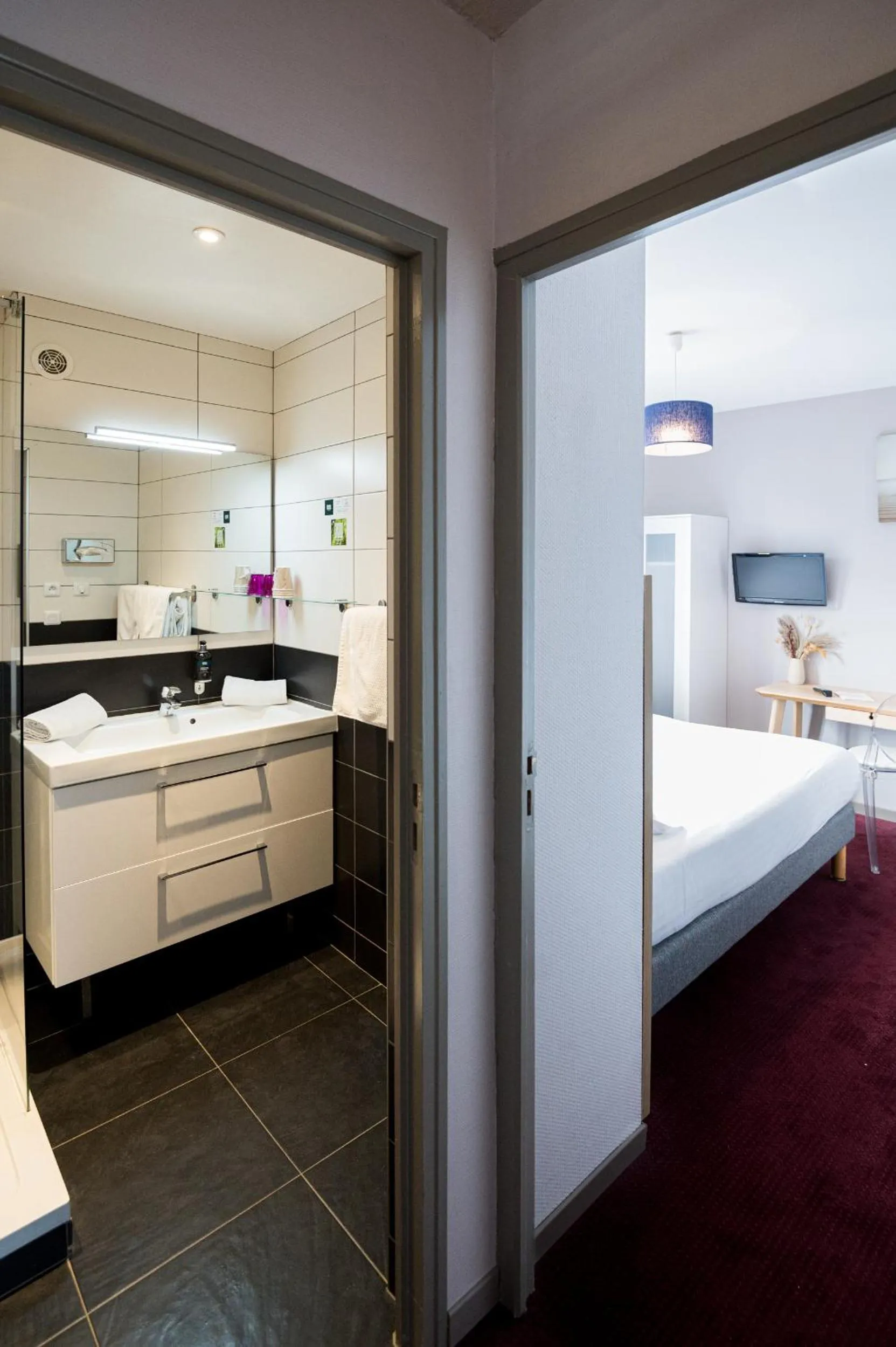 Bathroom in Saint Aubin Logis Hôtel & Restaurant