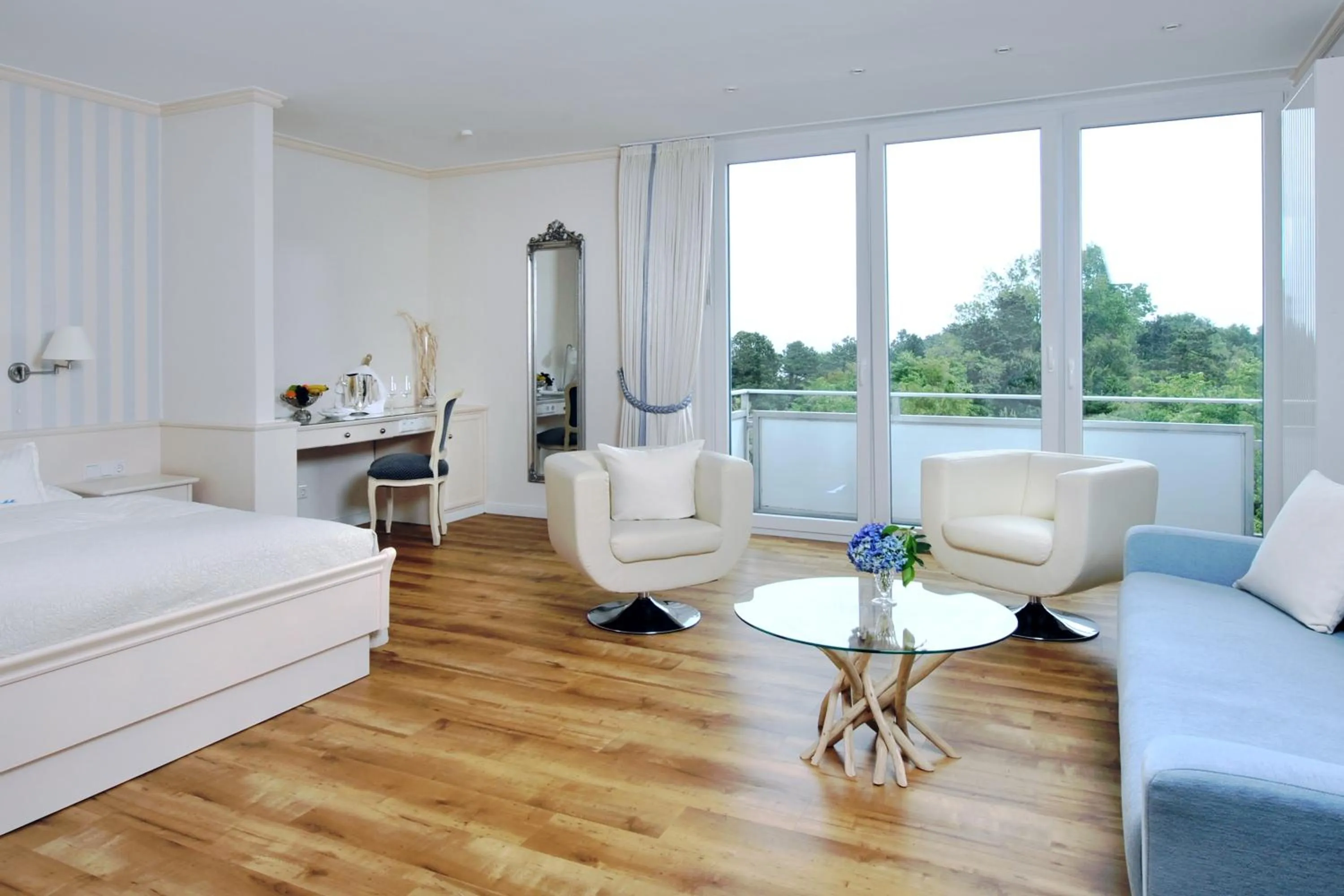 Living room, Bed in Badhotel Sternhagen