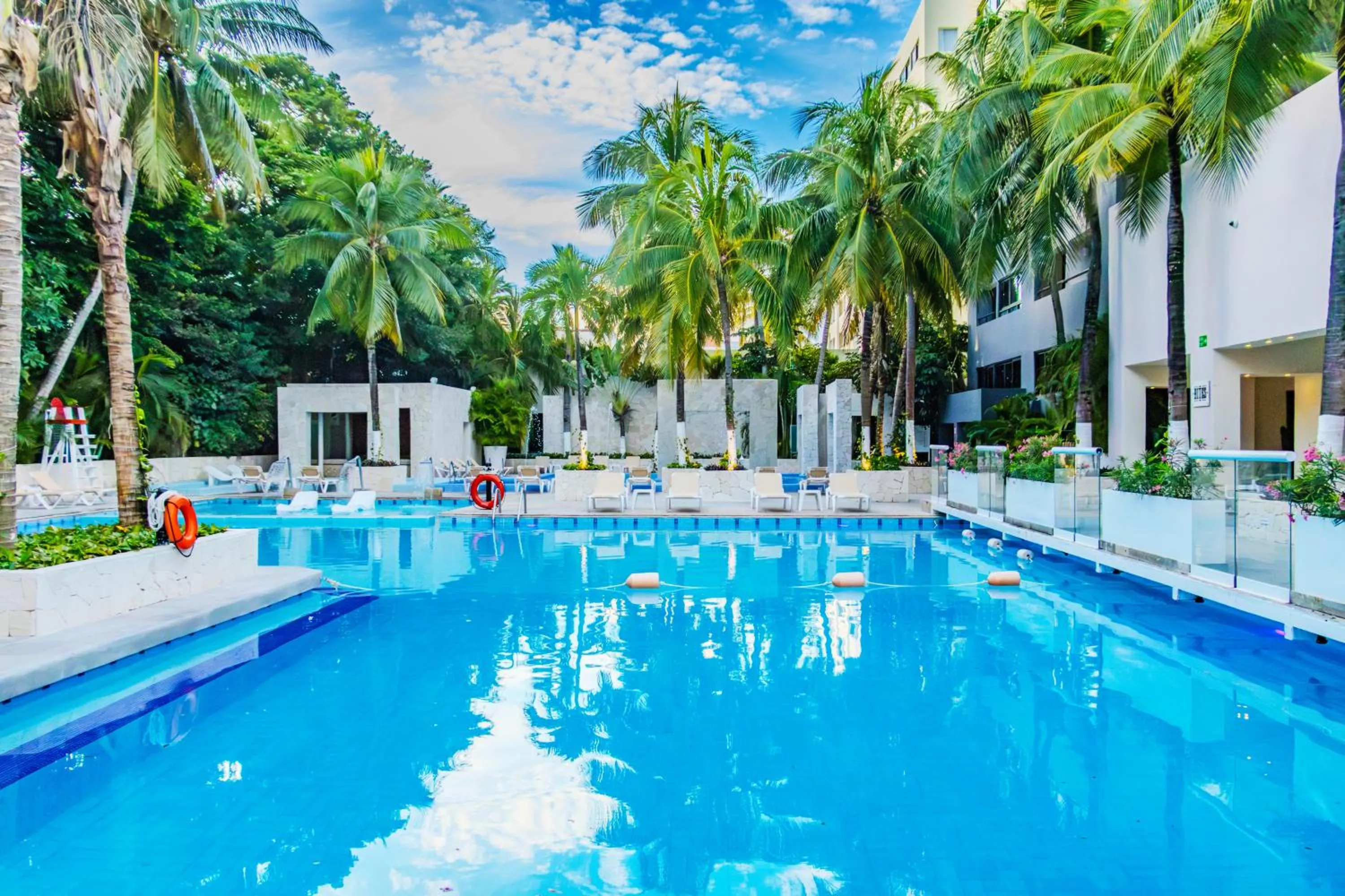 Swimming pool in Smart Cancun by Oasis