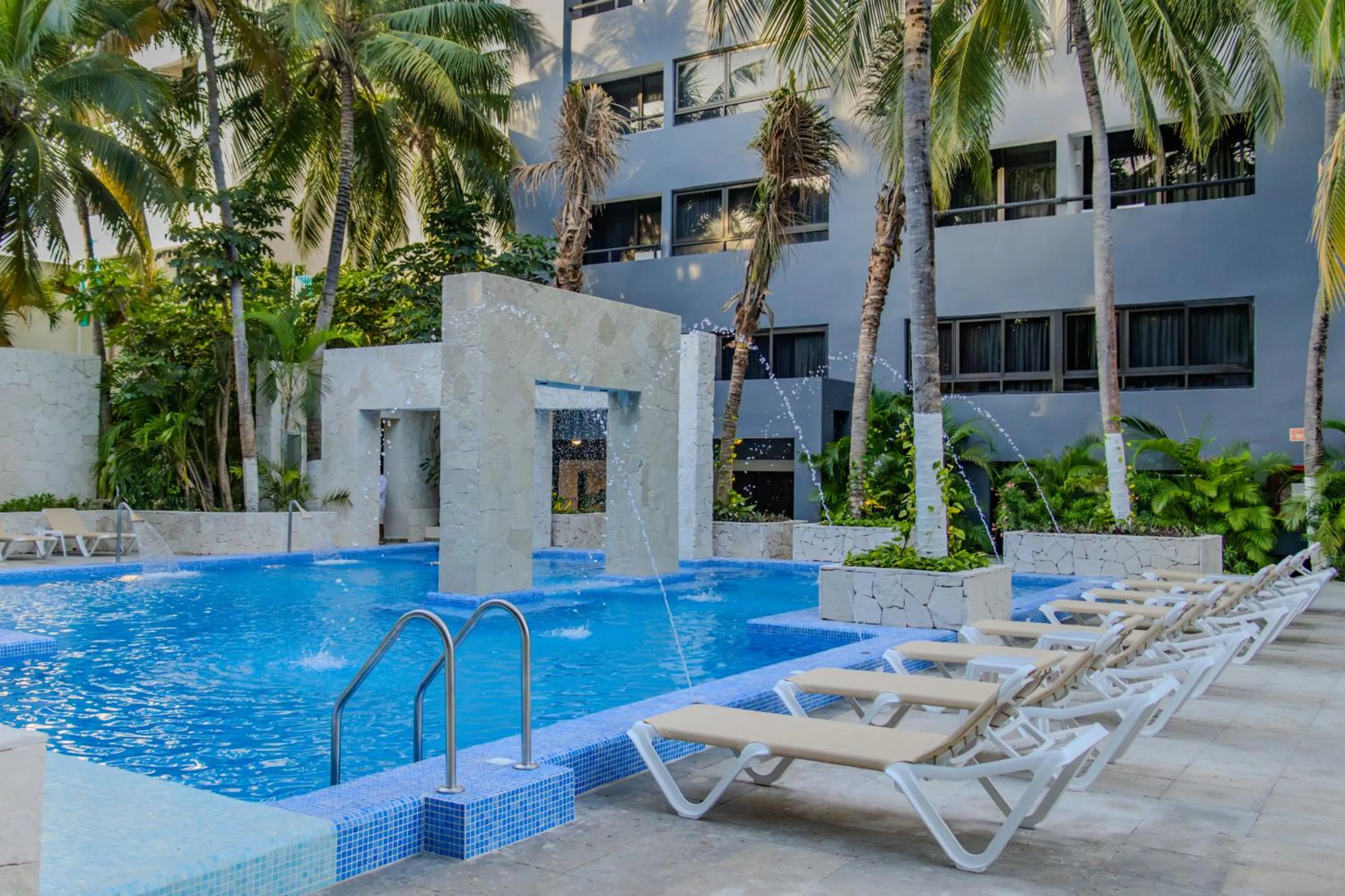 Swimming pool in Smart Cancun by Oasis