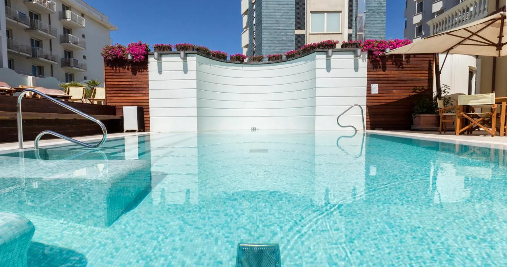 Swimming pool in Novecento Suite Hotel