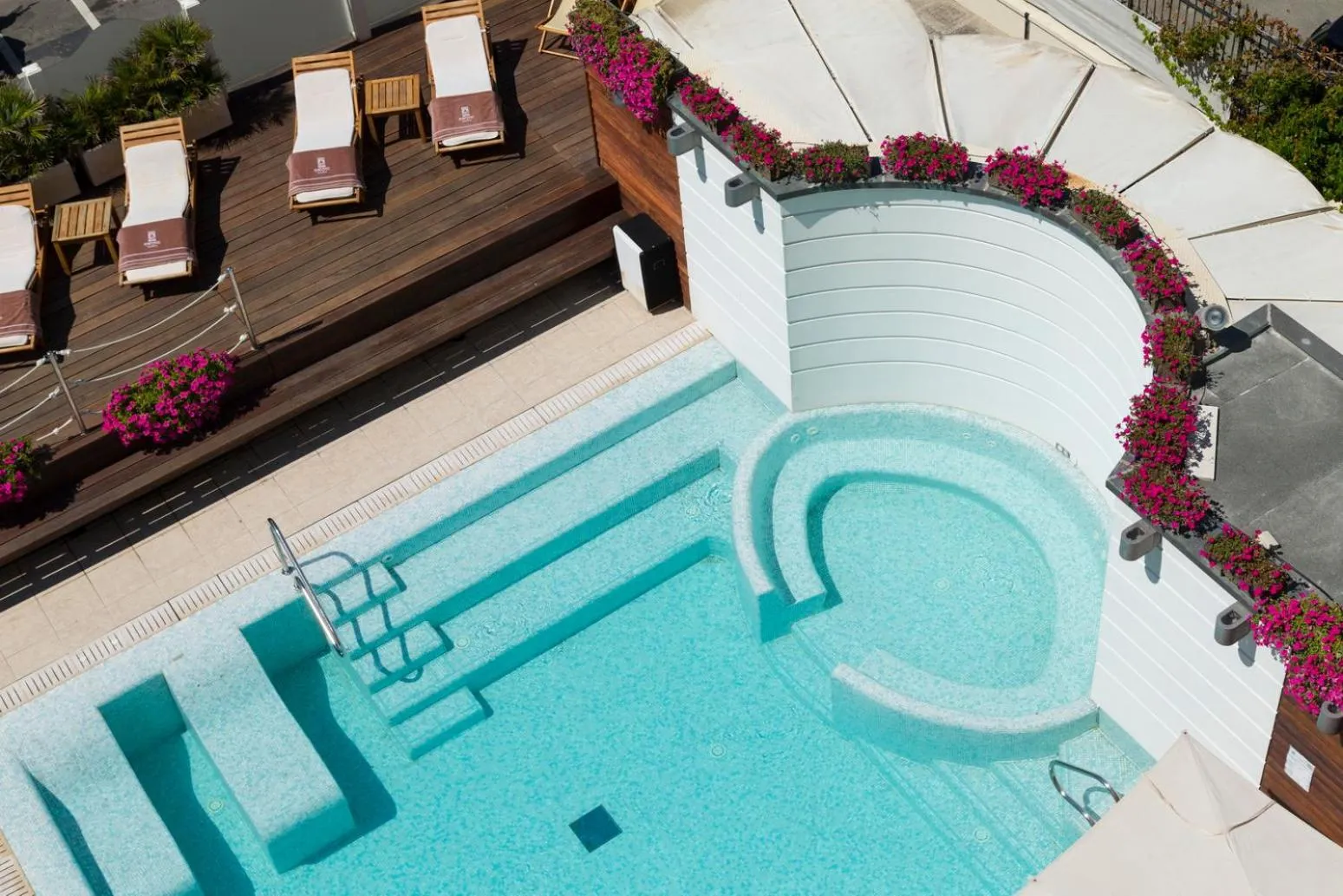 Swimming pool in Novecento Suite Hotel