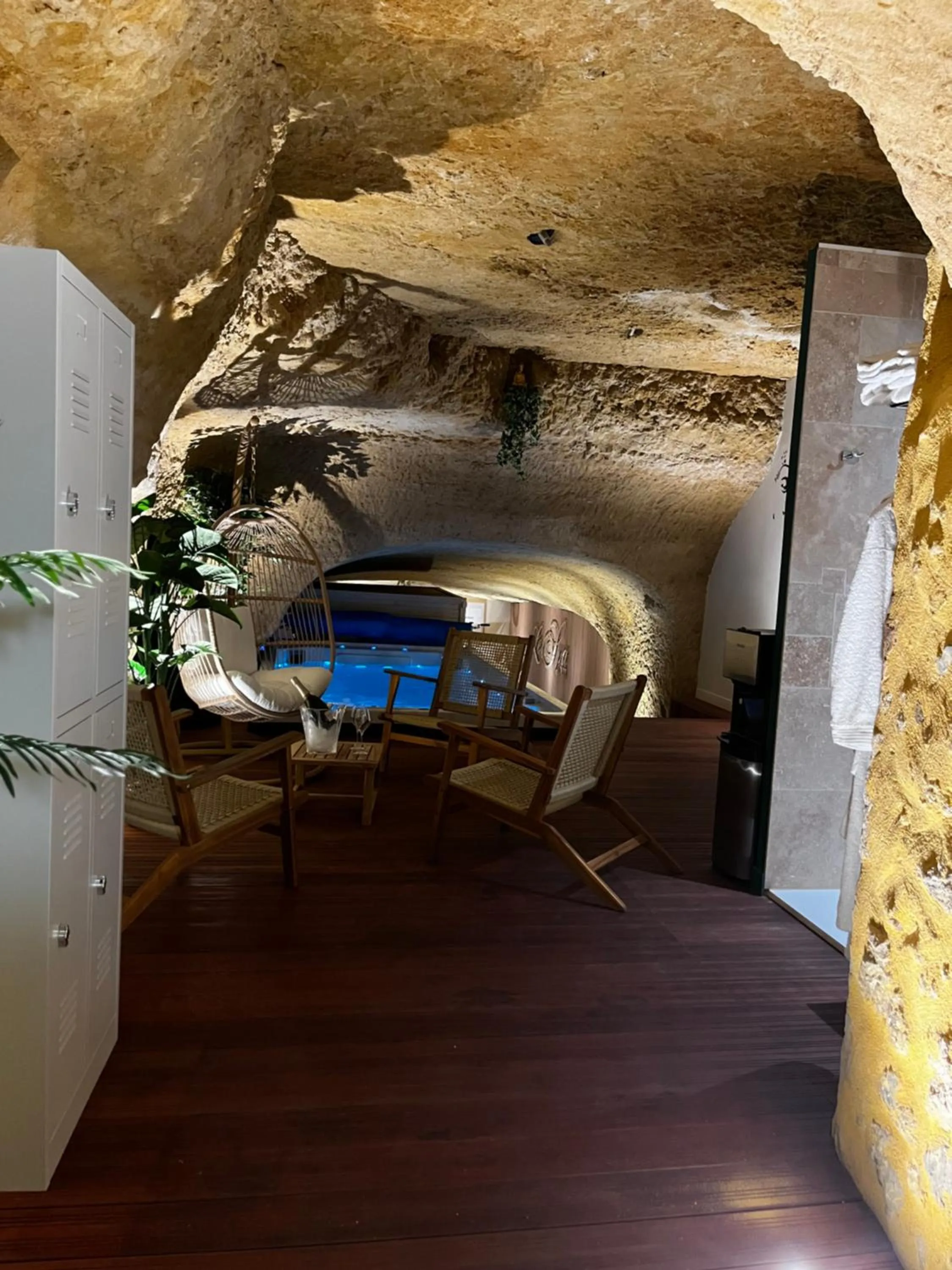 Hot Tub in Hôtel-Restaurant-Chambre Insolite Spa - Le XII de Luynes