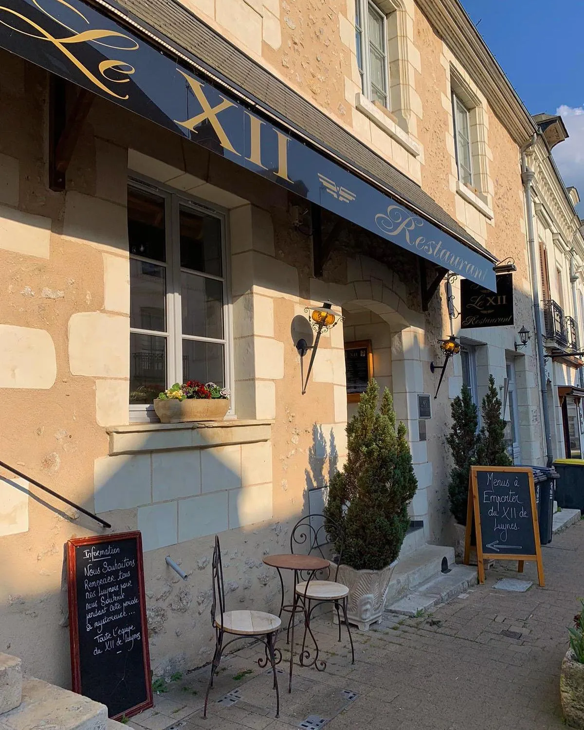 Property building in Hôtel-Restaurant-Chambre Insolite Spa - Le XII de Luynes