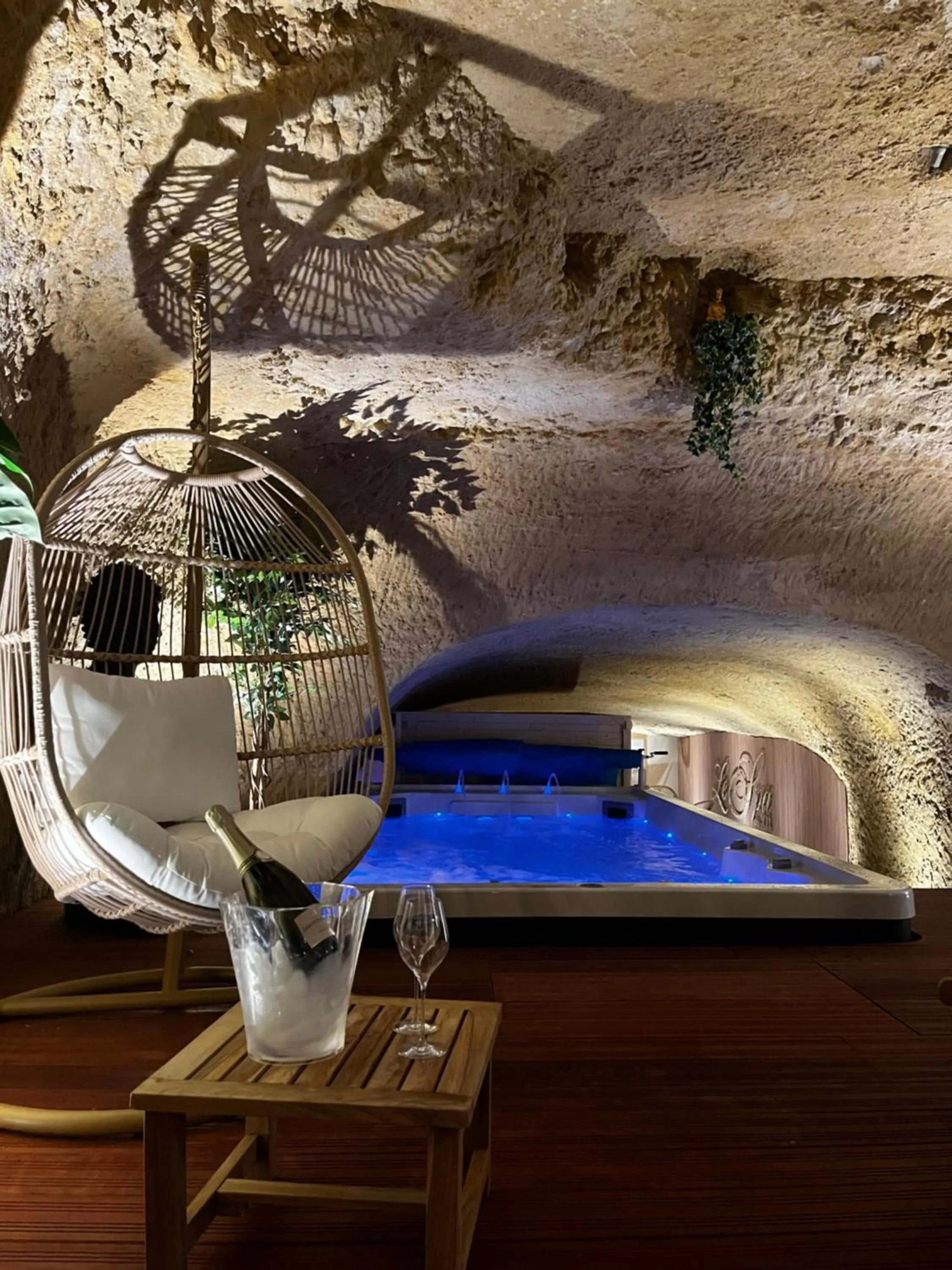 Hot Tub in Hôtel-Restaurant-Chambre Insolite Spa - Le XII de Luynes