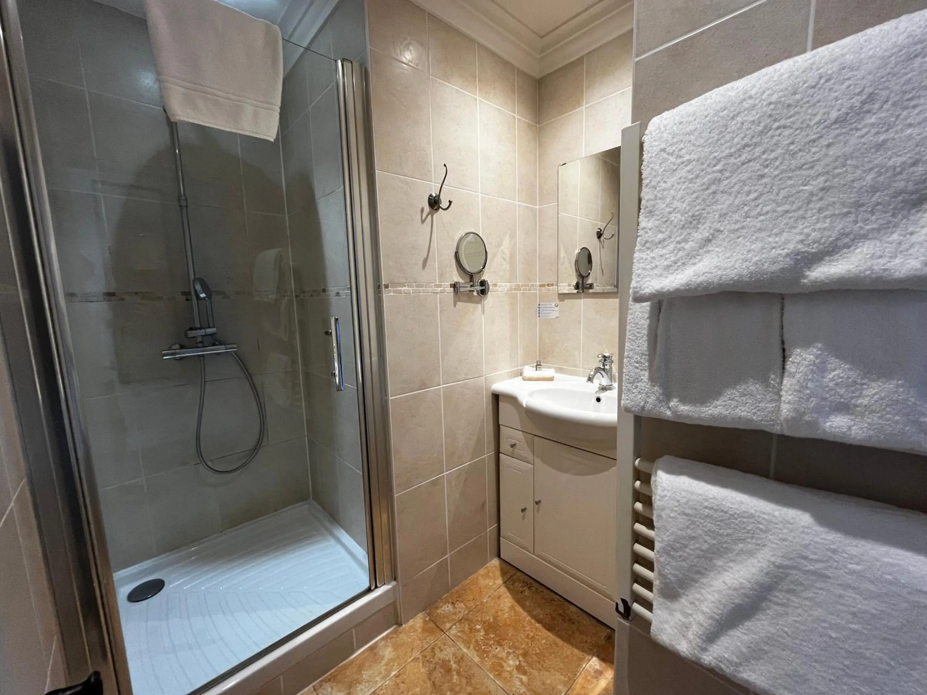 Shower in Hôtel-Restaurant-Chambre Insolite Spa - Le XII de Luynes