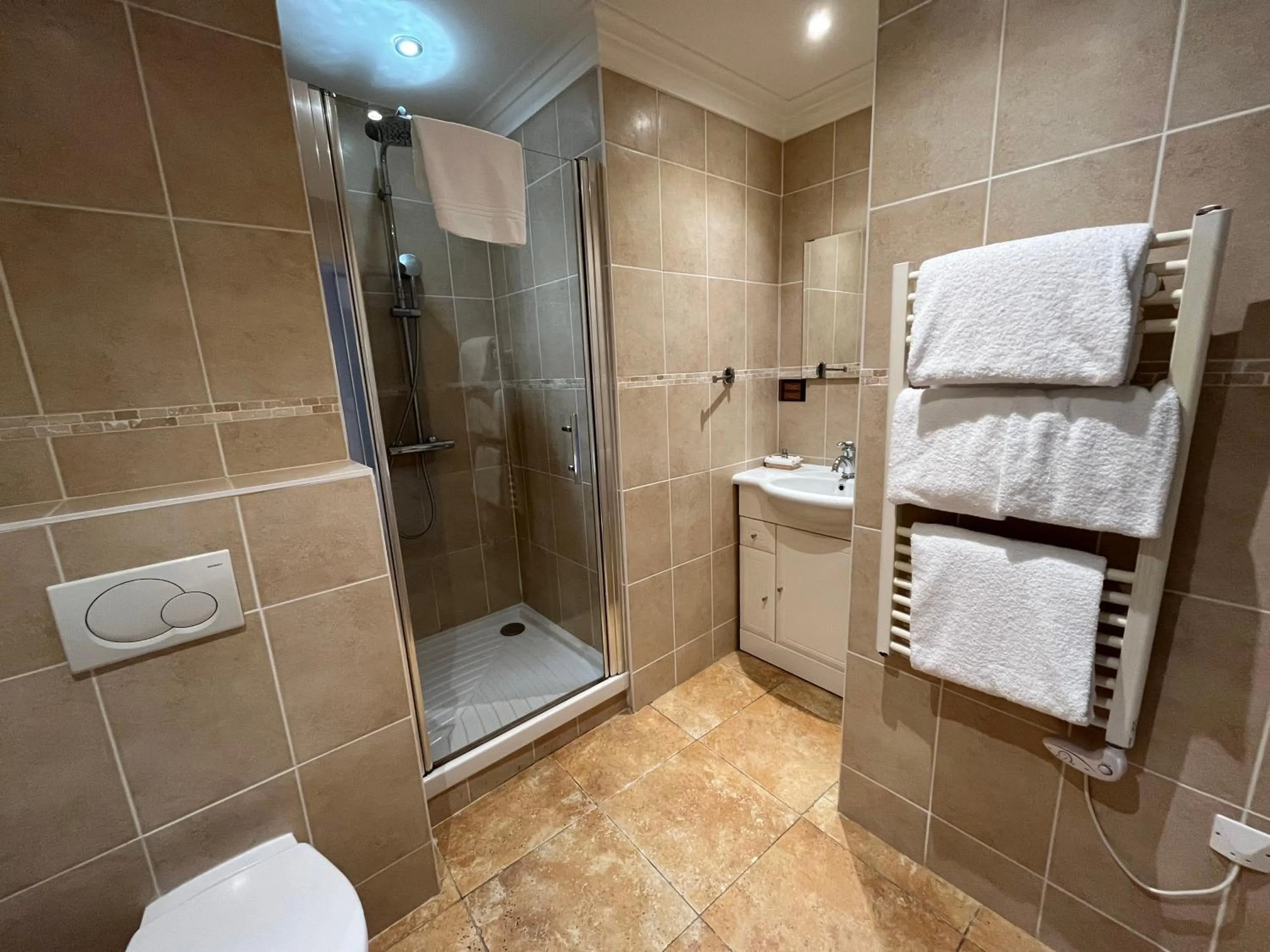 Shower in Hôtel-Restaurant-Chambre Insolite Spa - Le XII de Luynes