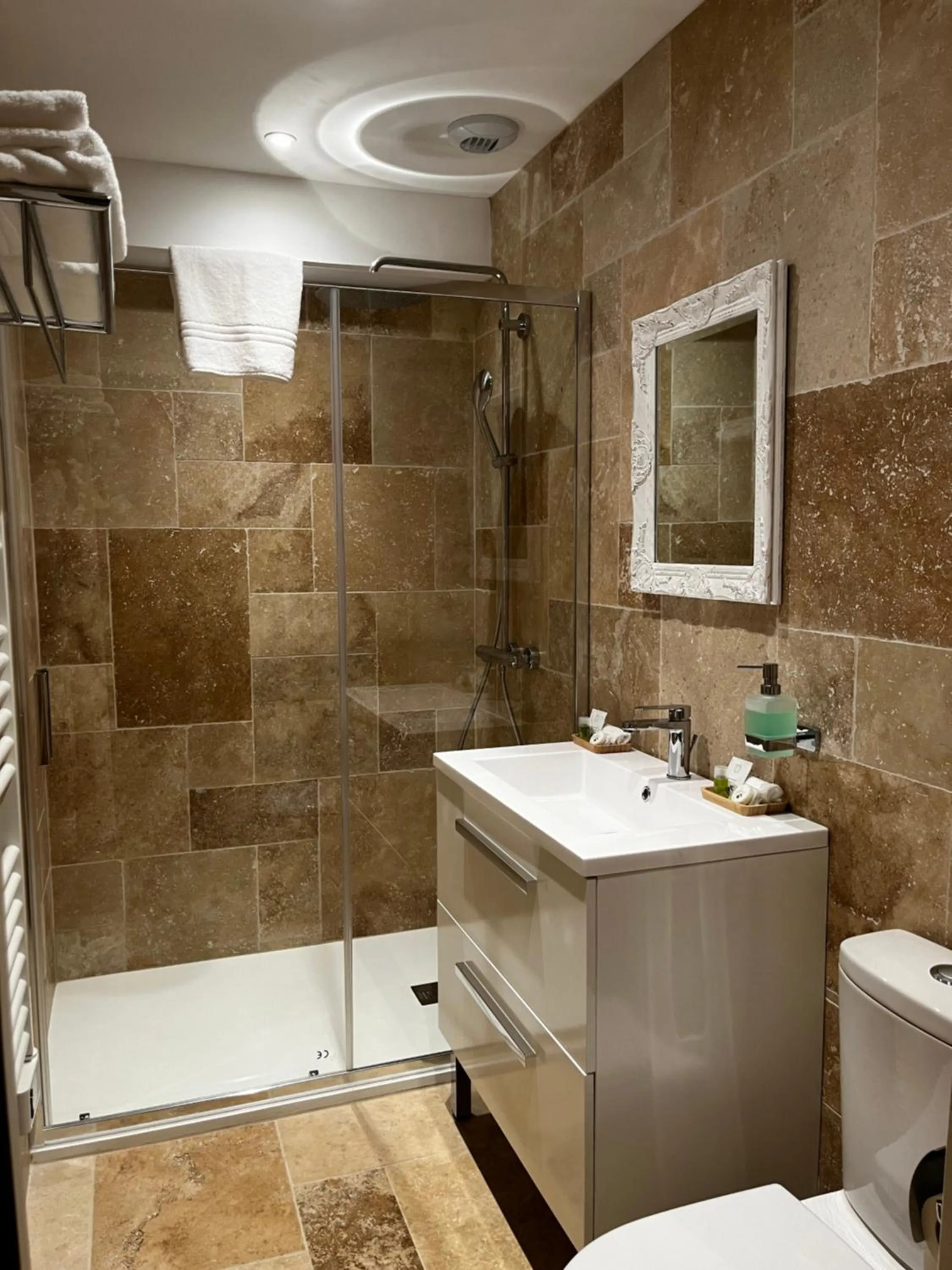 Bathroom in Hôtel-Restaurant-Chambre Insolite Spa - Le XII de Luynes