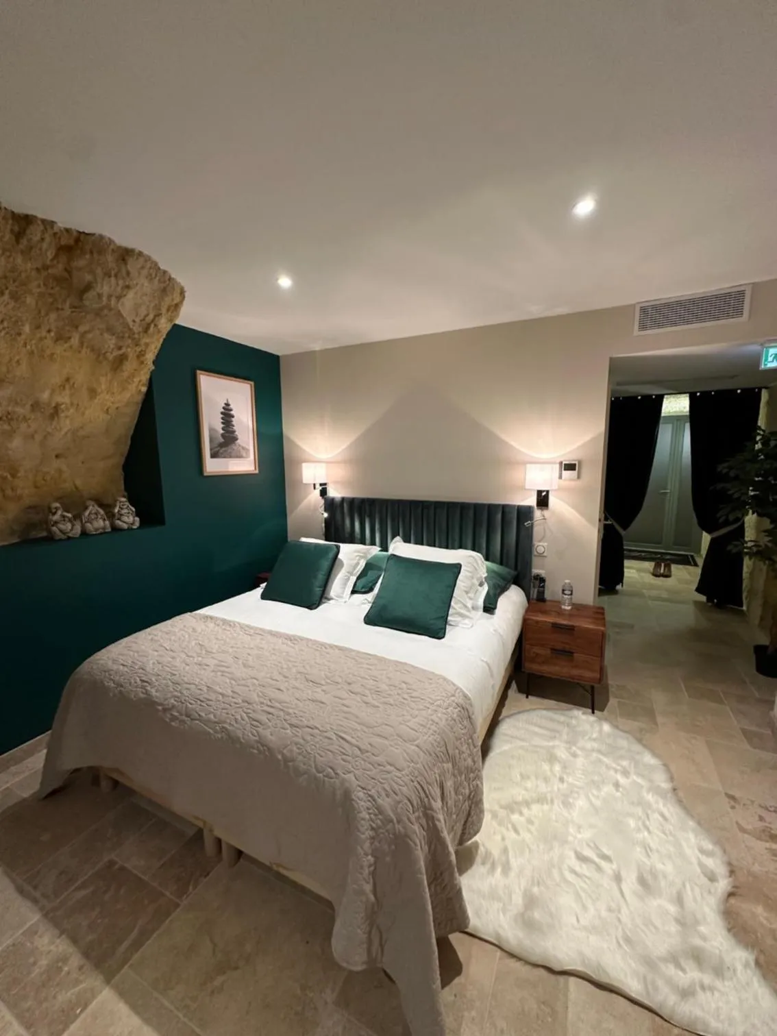 Bed in Hôtel-Restaurant-Chambre Insolite Spa - Le XII de Luynes