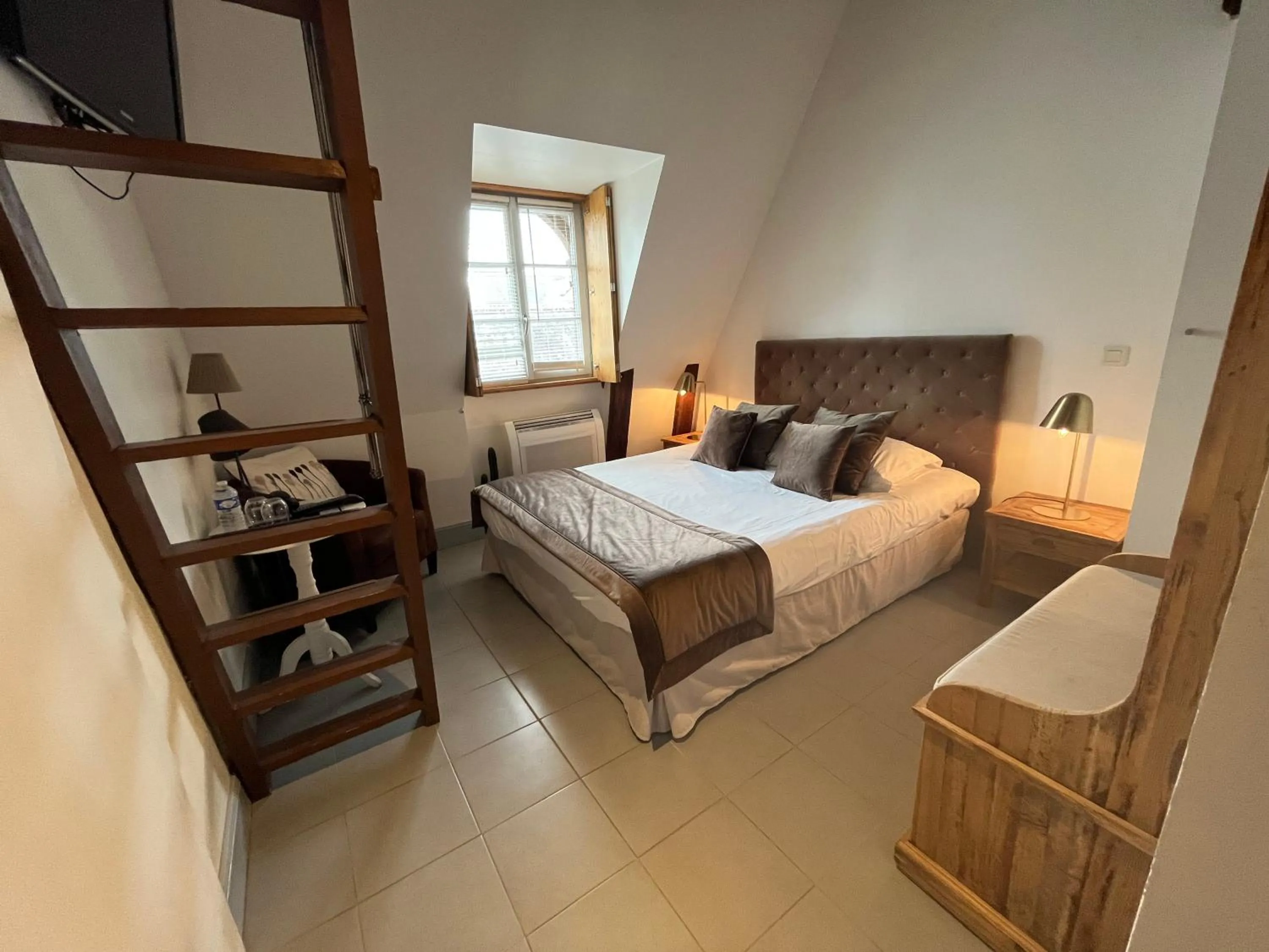 Bed in Hôtel-Restaurant-Chambre Insolite Spa - Le XII de Luynes