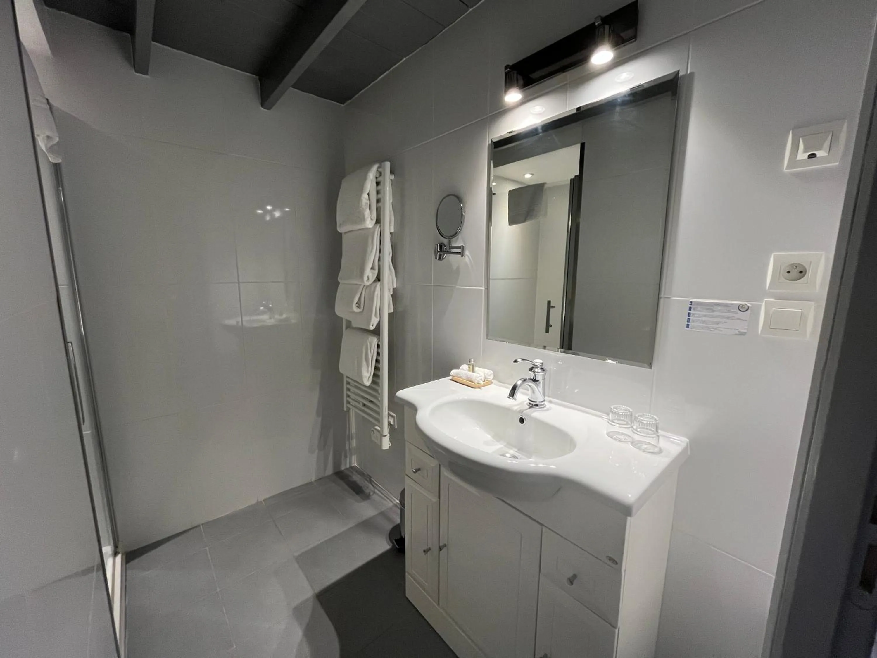 Shower in Hôtel-Restaurant-Chambre Insolite Spa - Le XII de Luynes