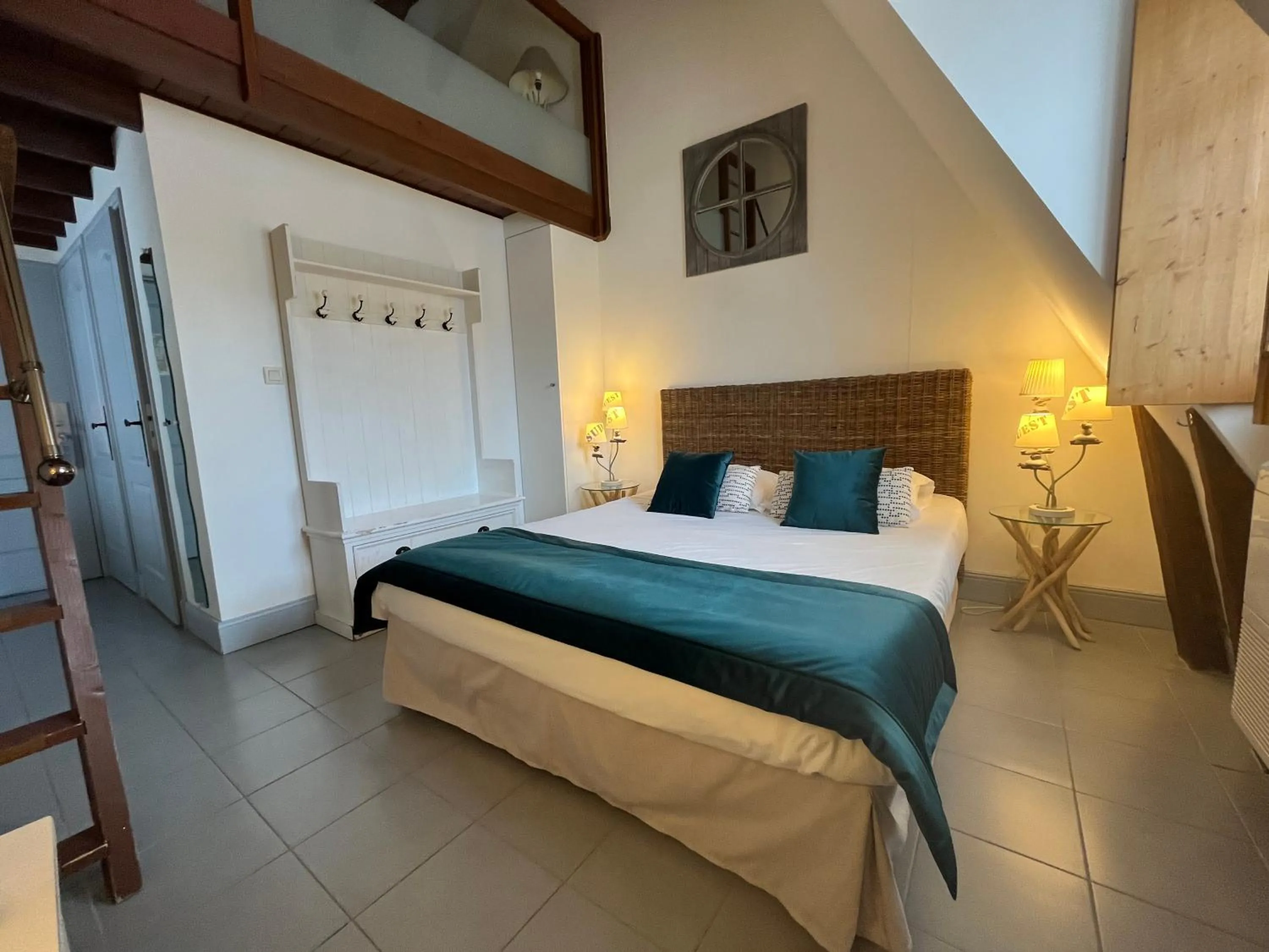 Bed in Hôtel-Restaurant-Chambre Insolite Spa - Le XII de Luynes