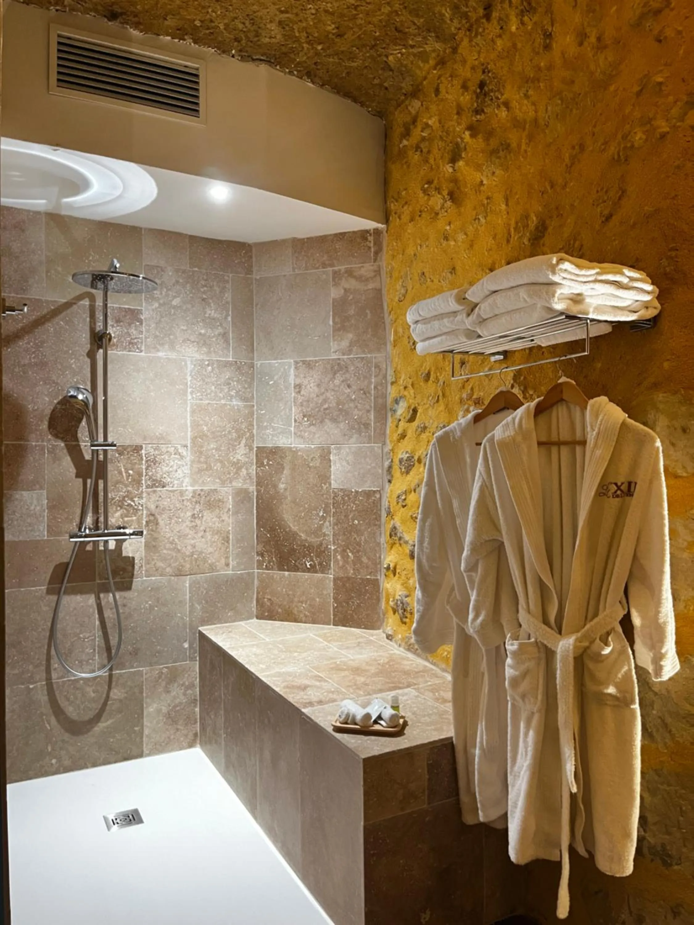 Bathroom in Hôtel-Restaurant-Chambre Insolite Spa - Le XII de Luynes