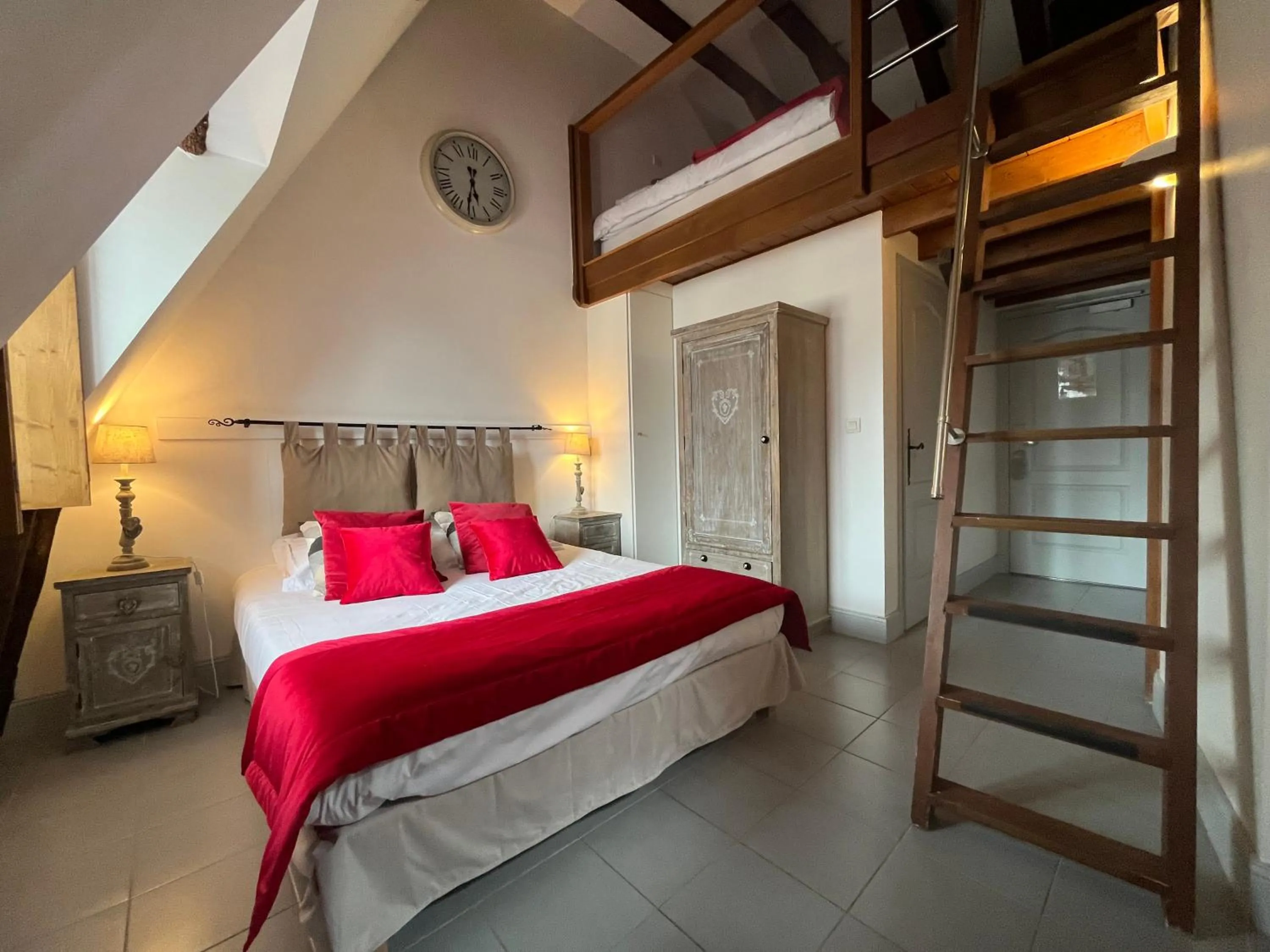 Bed in Hôtel-Restaurant-Chambre Insolite Spa - Le XII de Luynes