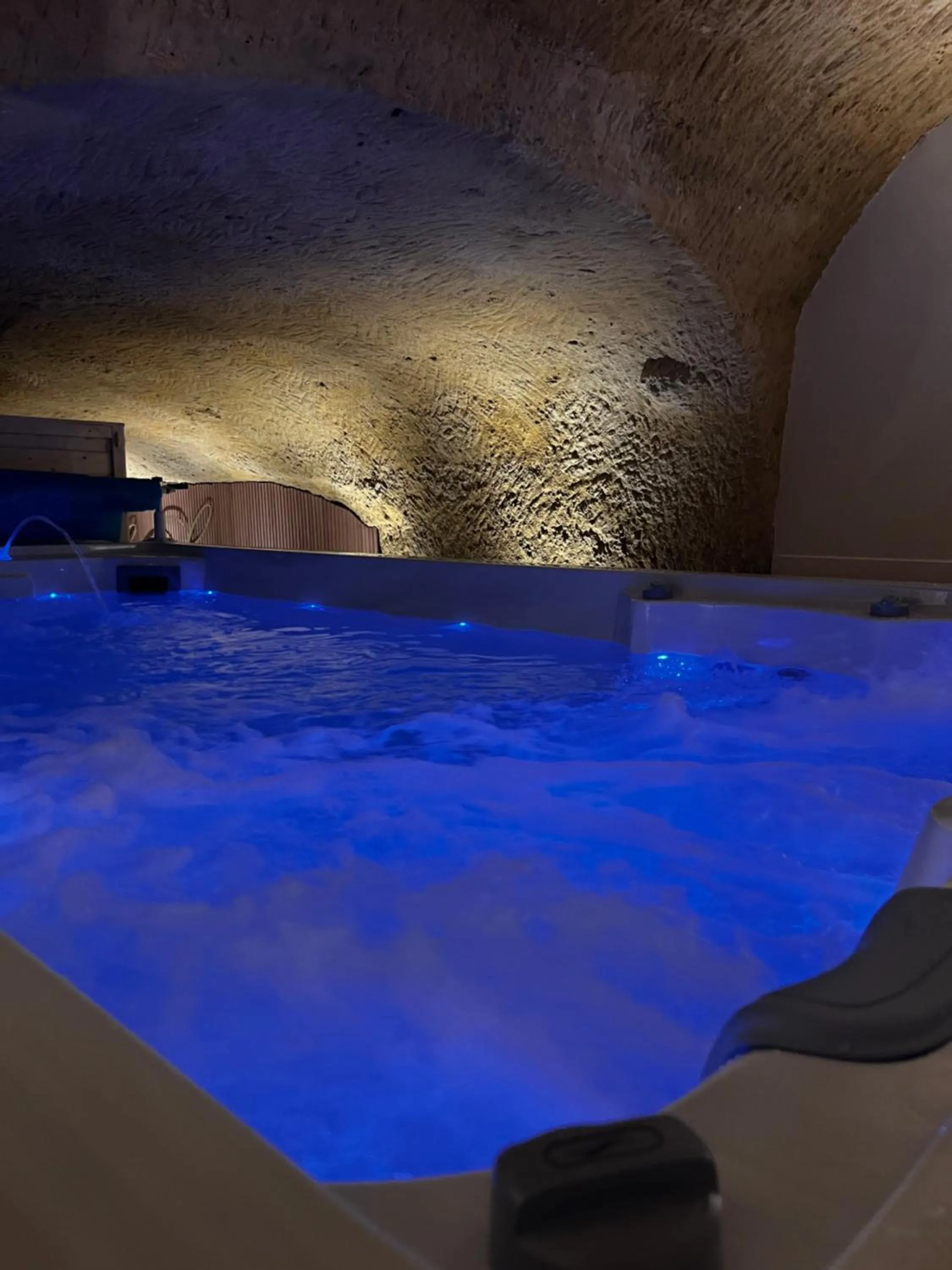 Hot Tub in Hôtel-Restaurant-Chambre Insolite Spa - Le XII de Luynes