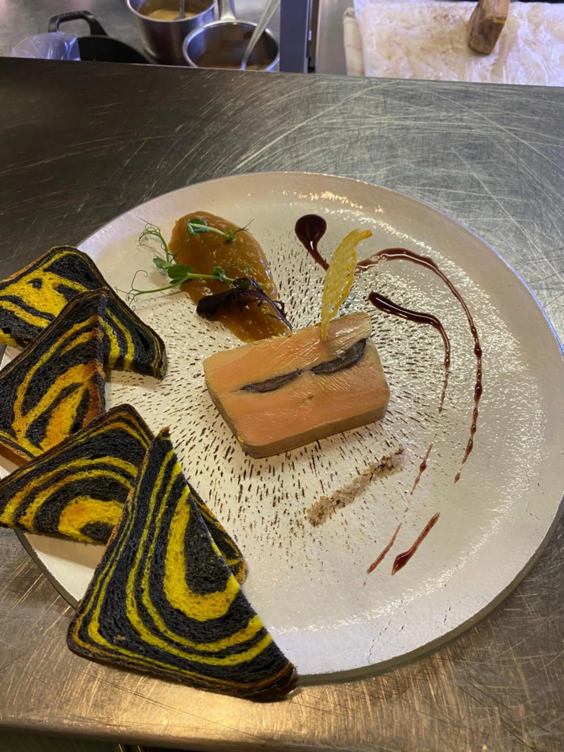 Food and drinks in Hôtel-Restaurant-Chambre Insolite Spa - Le XII de Luynes