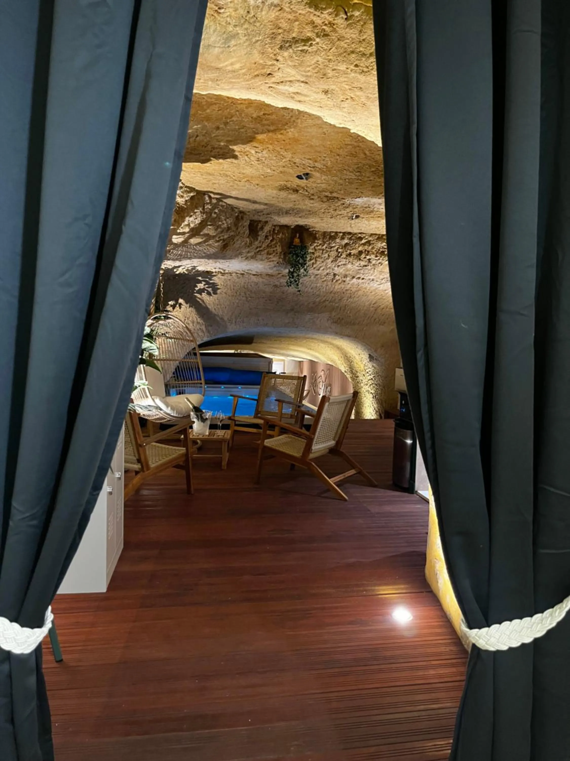 Hot Tub in Hôtel-Restaurant-Chambre Insolite Spa - Le XII de Luynes