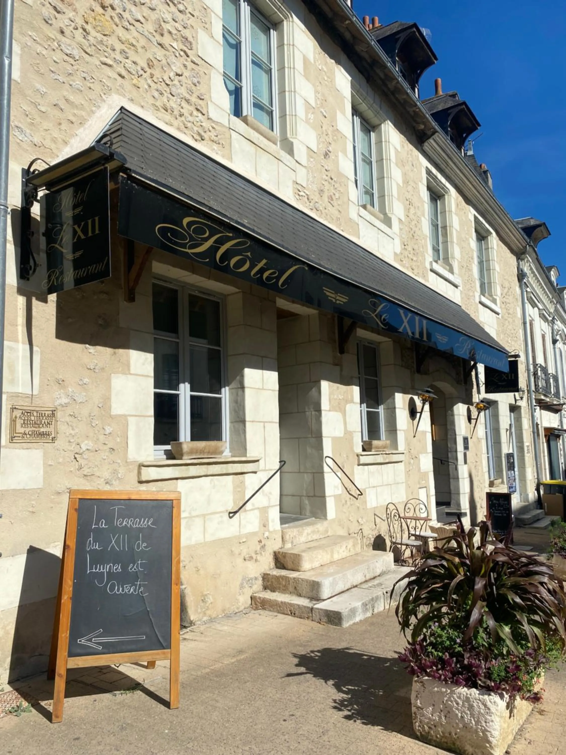 Property building in Hôtel-Restaurant-Chambre Insolite Spa - Le XII de Luynes