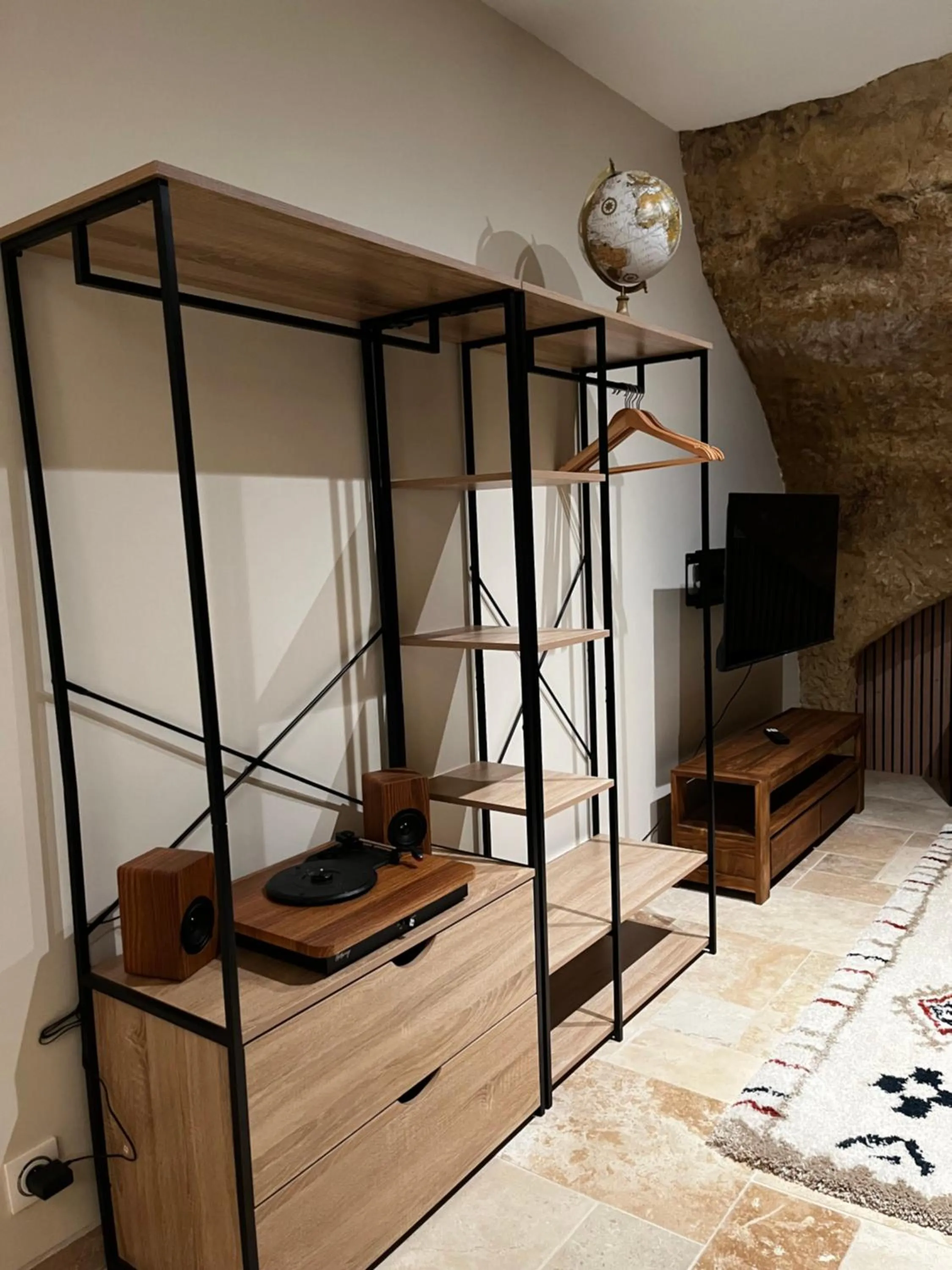 Living room, Bed in Hôtel-Restaurant-Chambre Insolite Spa - Le XII de Luynes