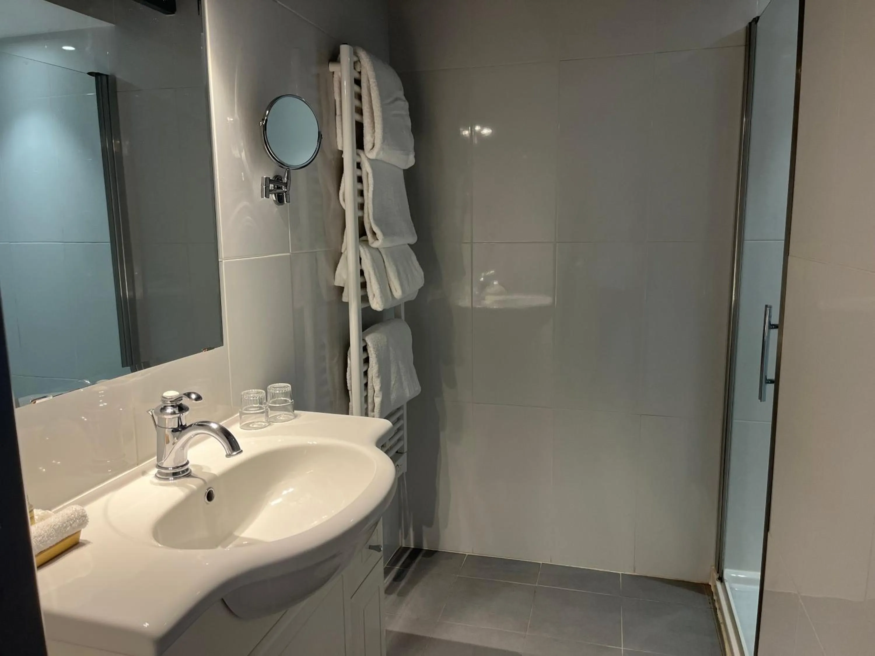 Shower in Hôtel-Restaurant-Chambre Insolite Spa - Le XII de Luynes