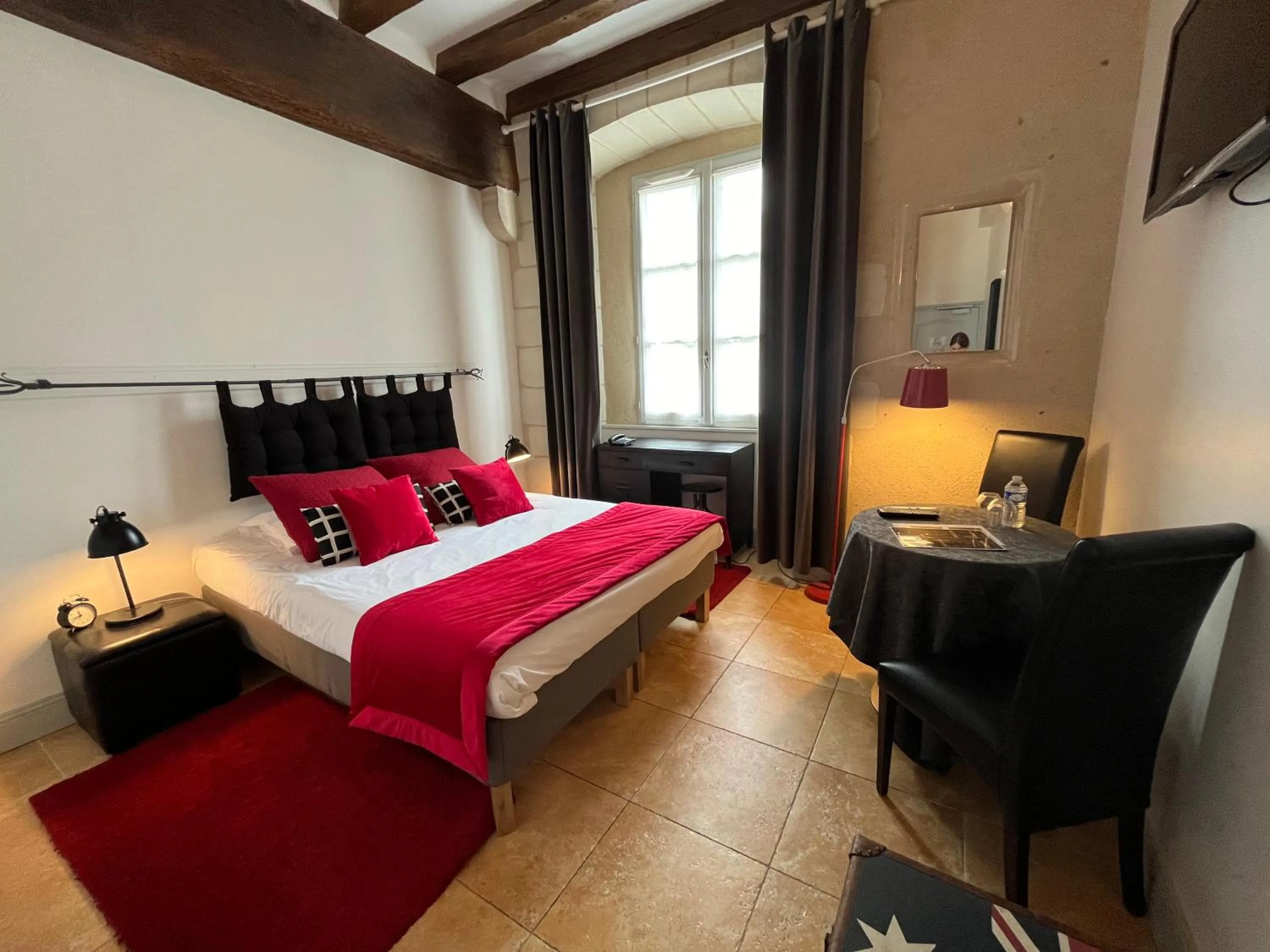 Bed in Hôtel-Restaurant-Chambre Insolite Spa - Le XII de Luynes