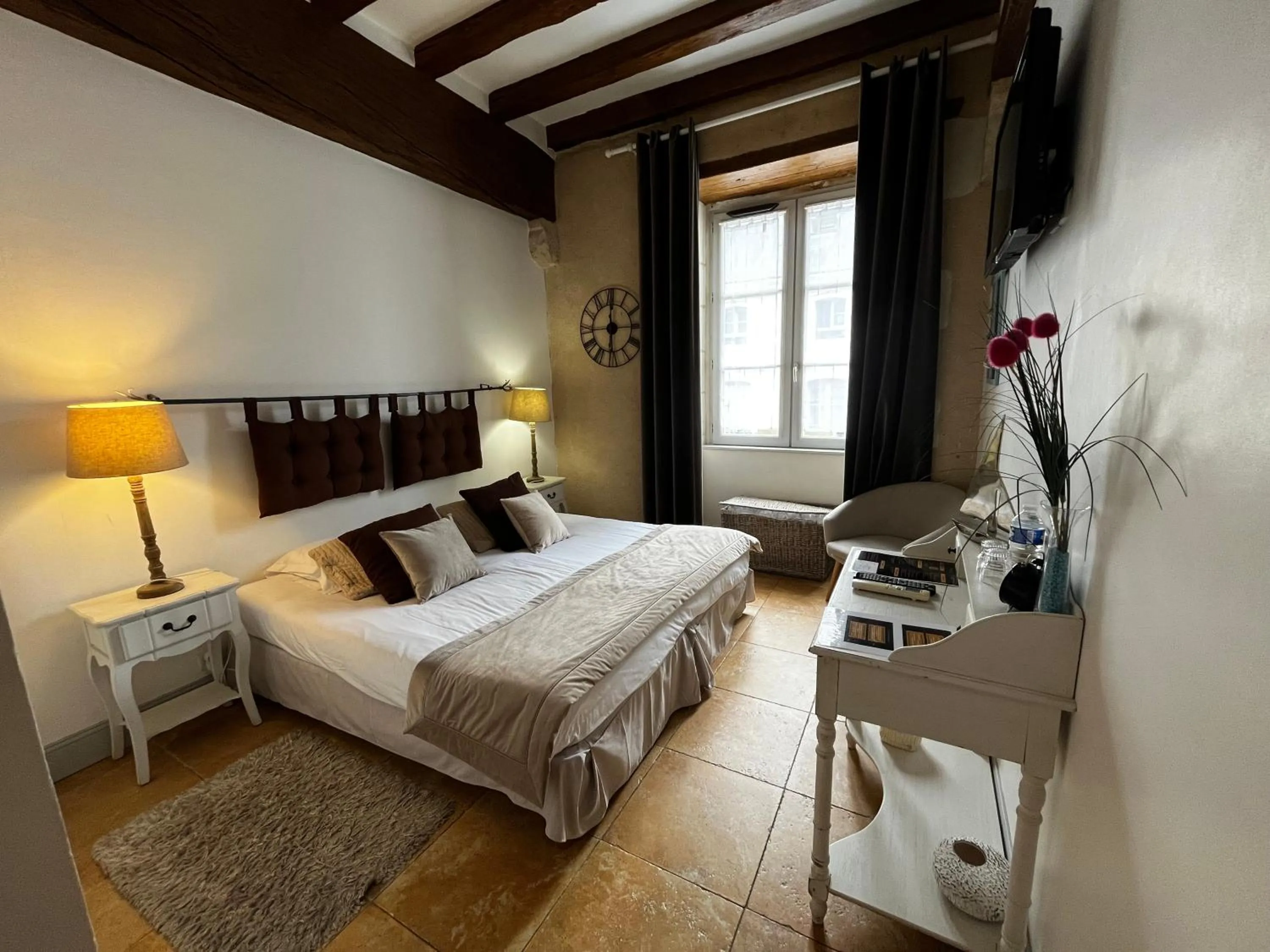 Bed in Hôtel-Restaurant-Chambre Insolite Spa - Le XII de Luynes