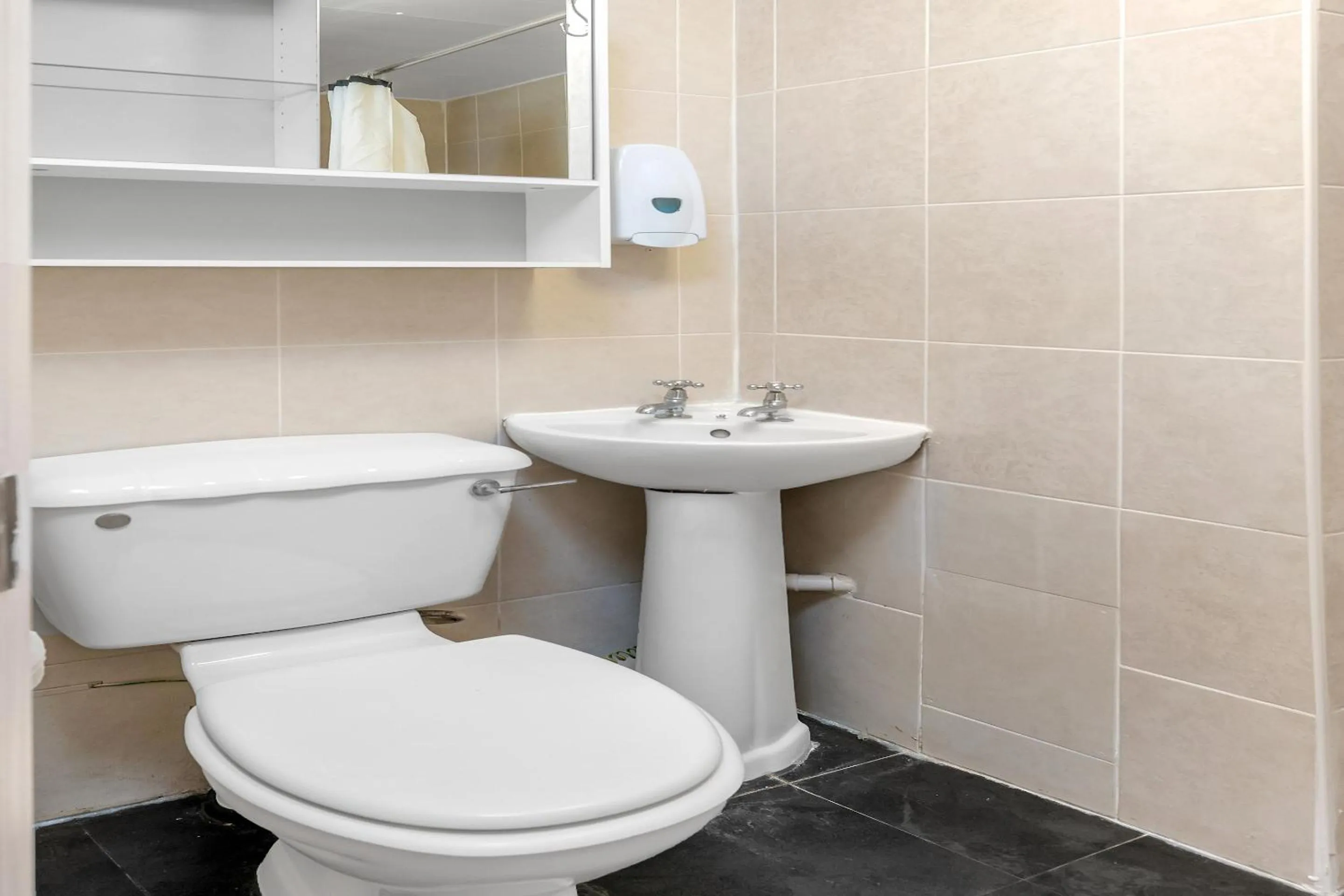 Toilet in Flexistay Tulsi Aparthotel