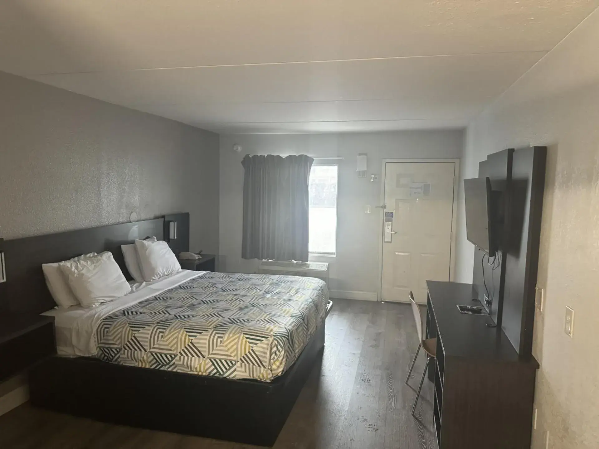 Photo of the whole room, Bed in Motel 6-Norfolk, VA Photo of the whole room, Bed in Motel 6-Norfolk, VA