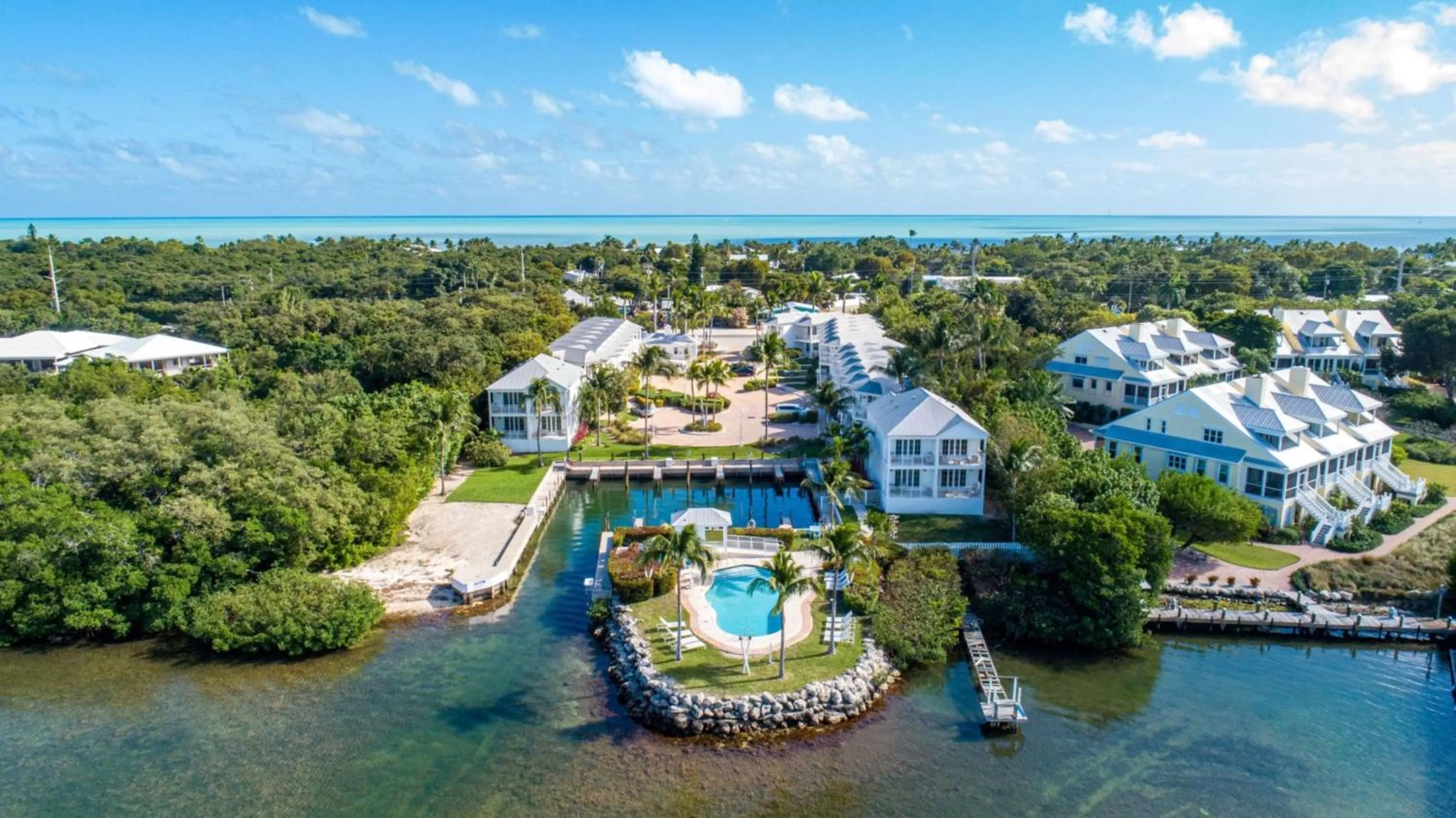 Property building in Bayside Villas by Islander Resort