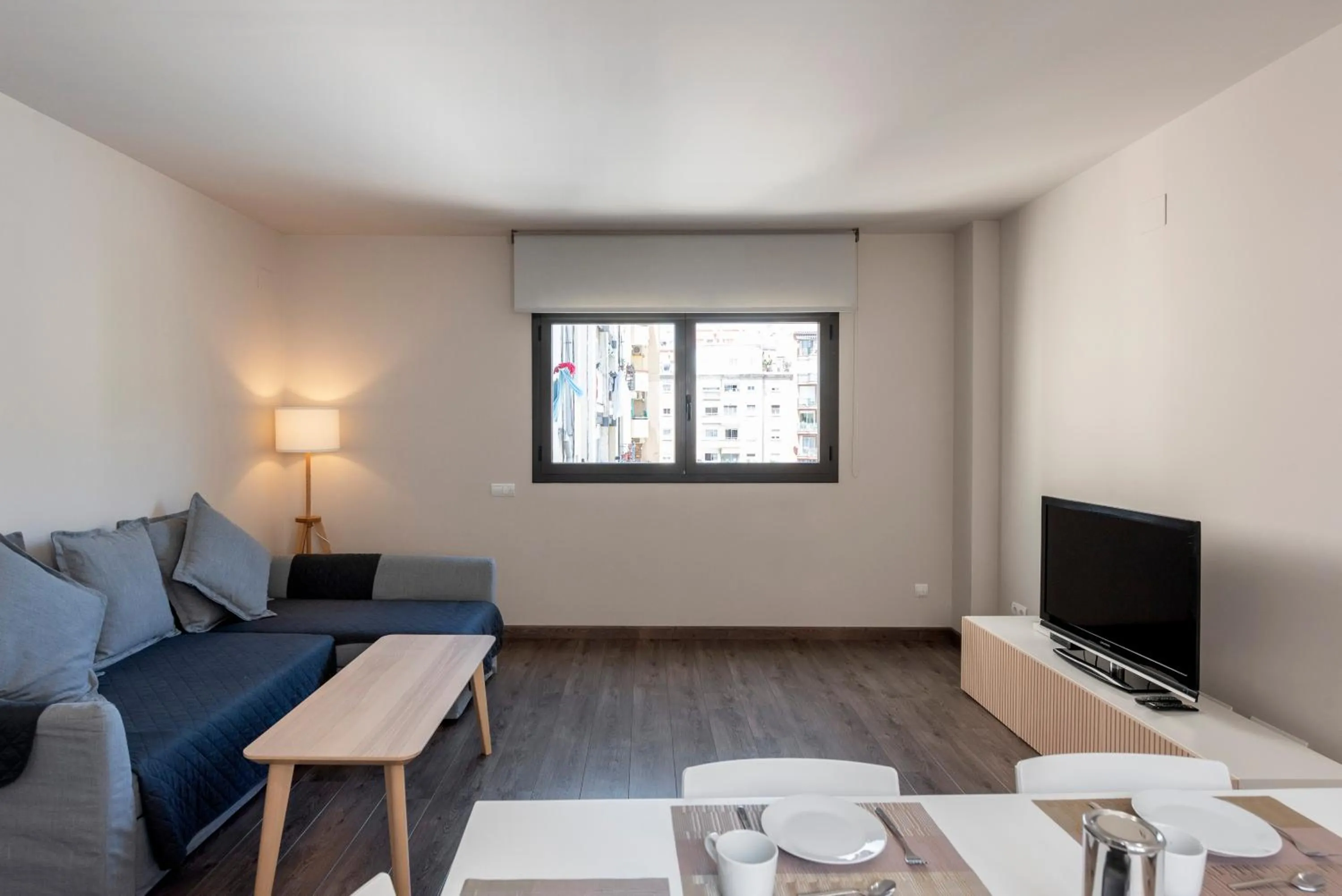 Communal lounge/ TV room in Espais Blaus Apartments