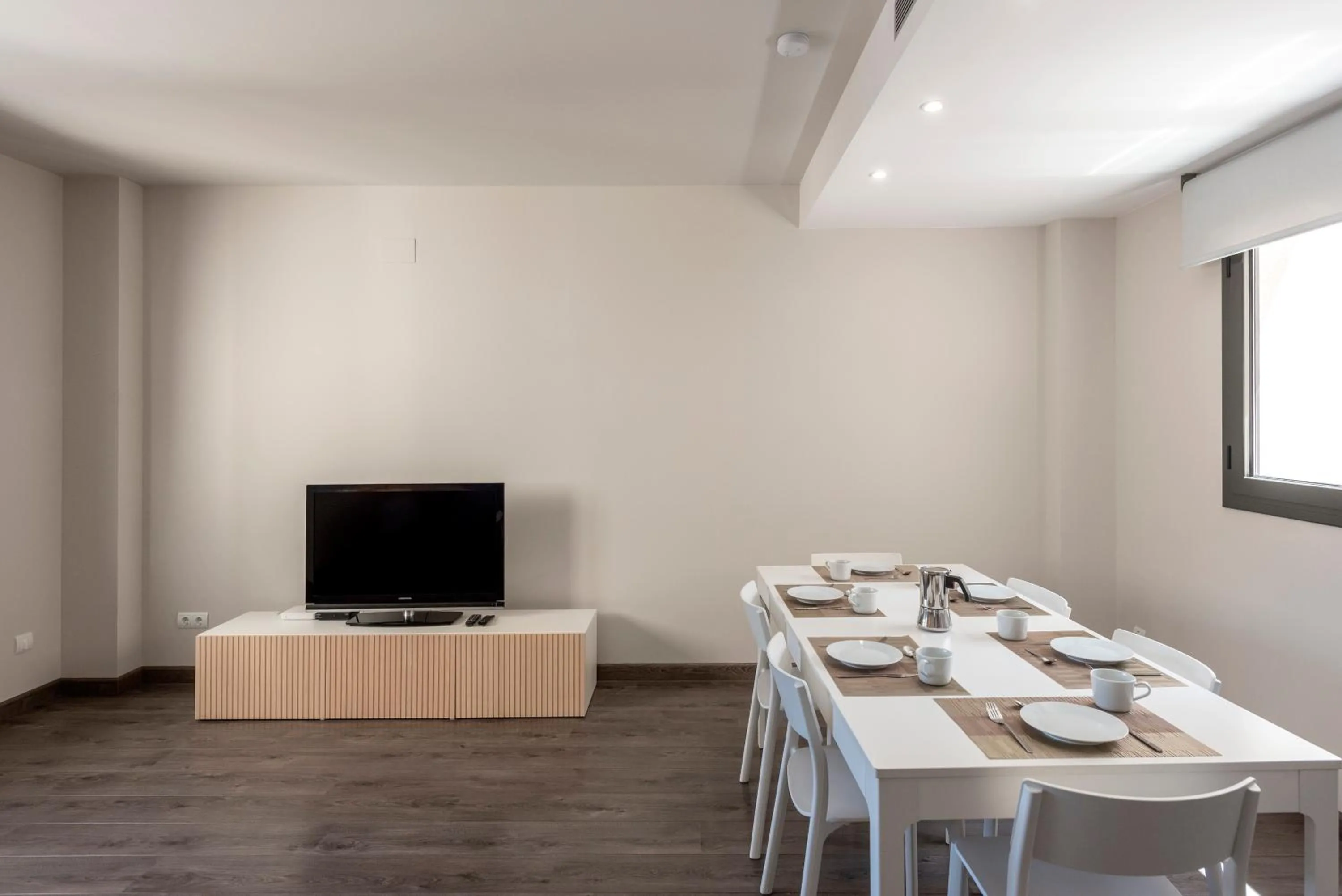 Communal lounge/ TV room in Espais Blaus Apartments