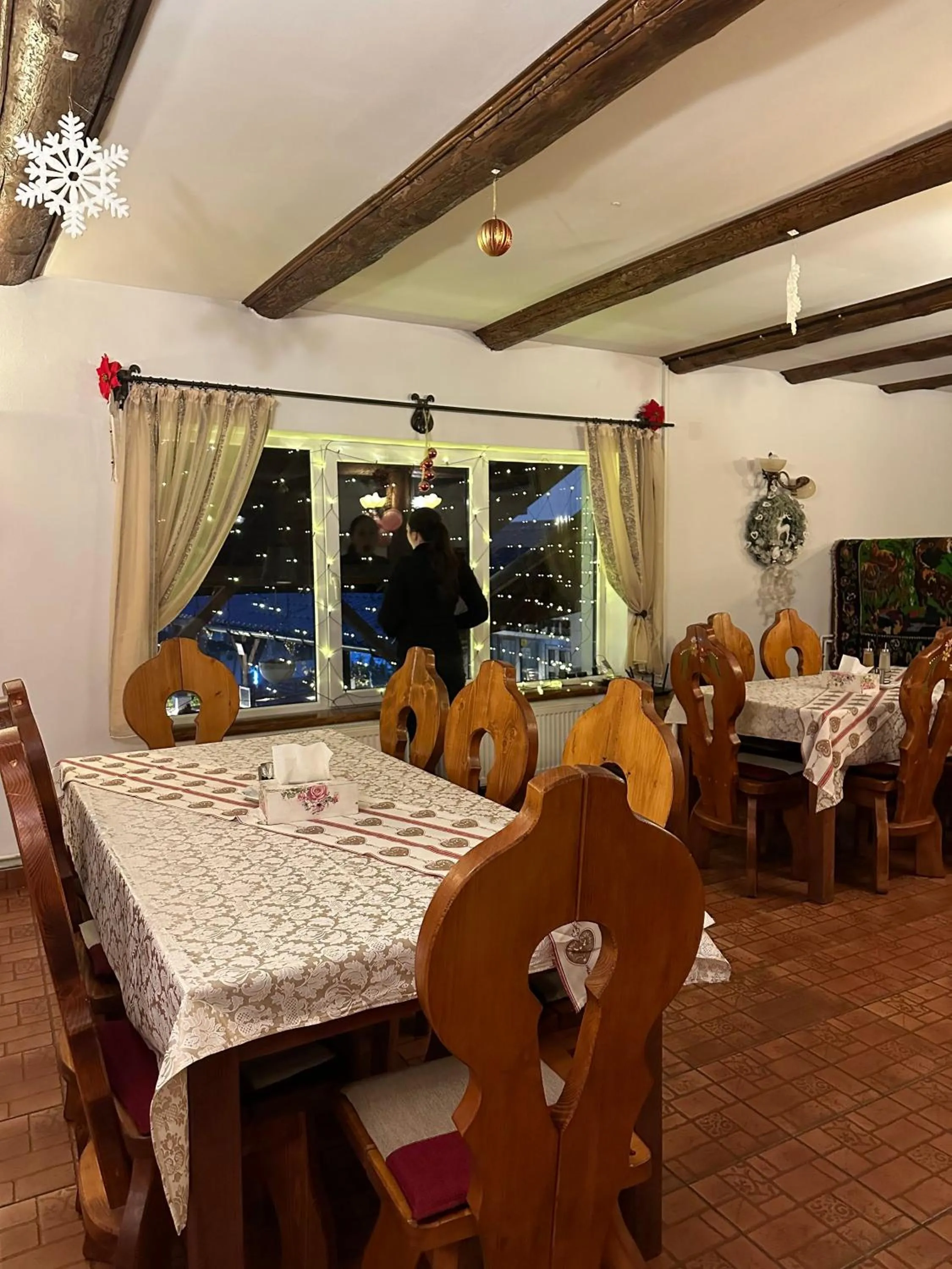 Restaurant/places to eat in Complex Turistic Luminita