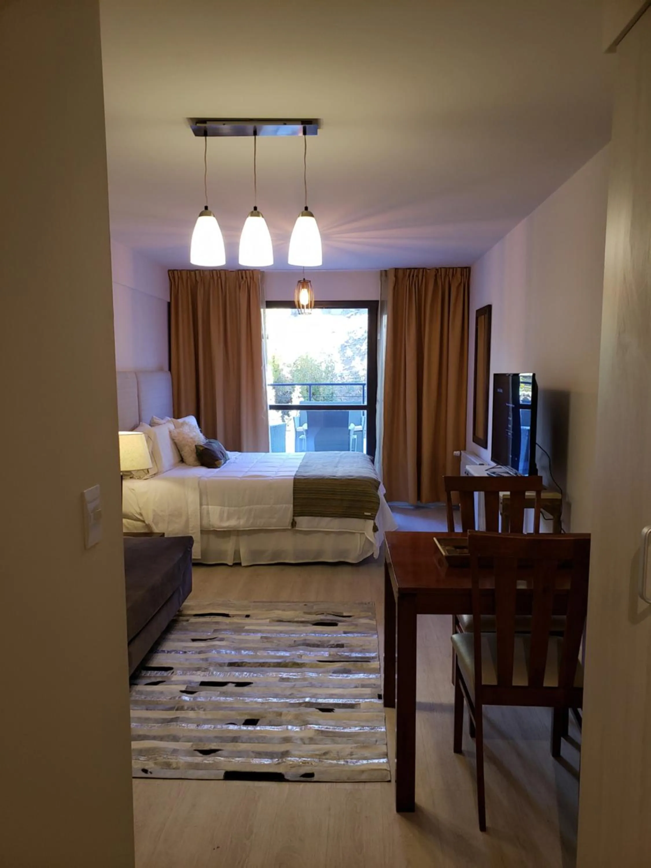 URBANA SUITES & STUDIOS 440