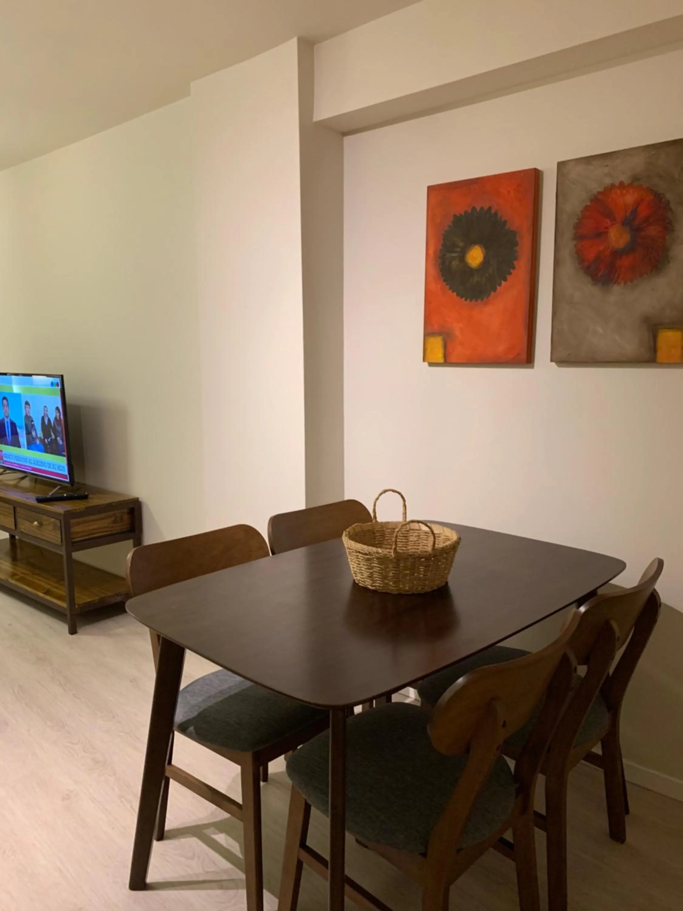 Dining area in URBANA SUITES & STUDIOS 440