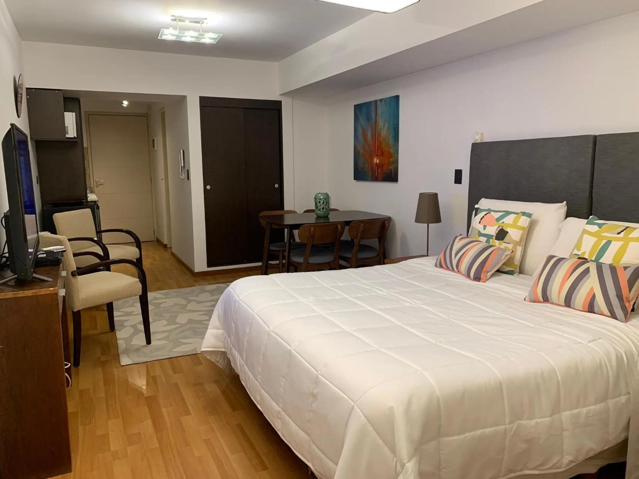 URBANA SUITES & STUDIOS 440