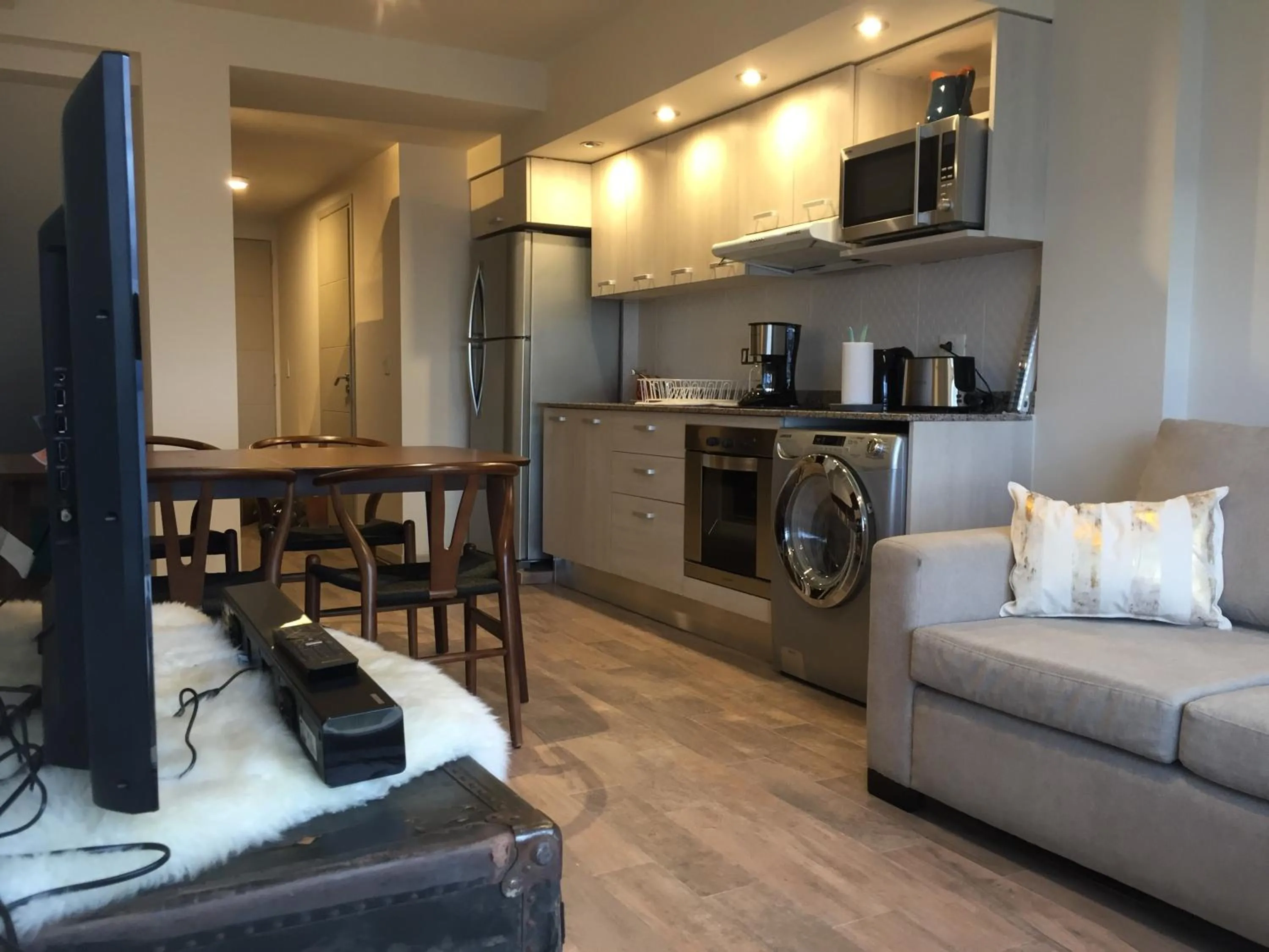 URBANA SUITES & STUDIOS 440