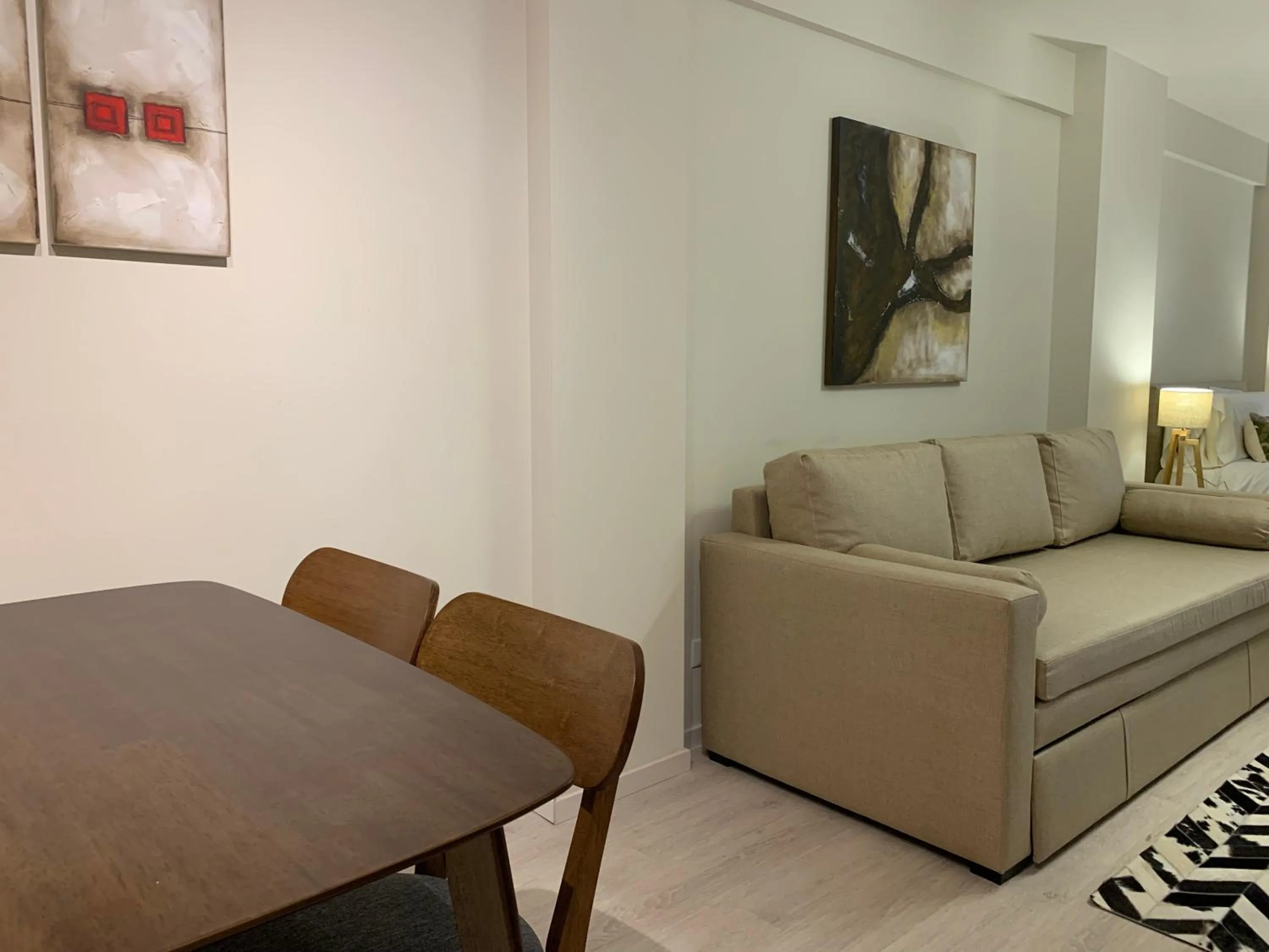 URBANA SUITES & STUDIOS 440