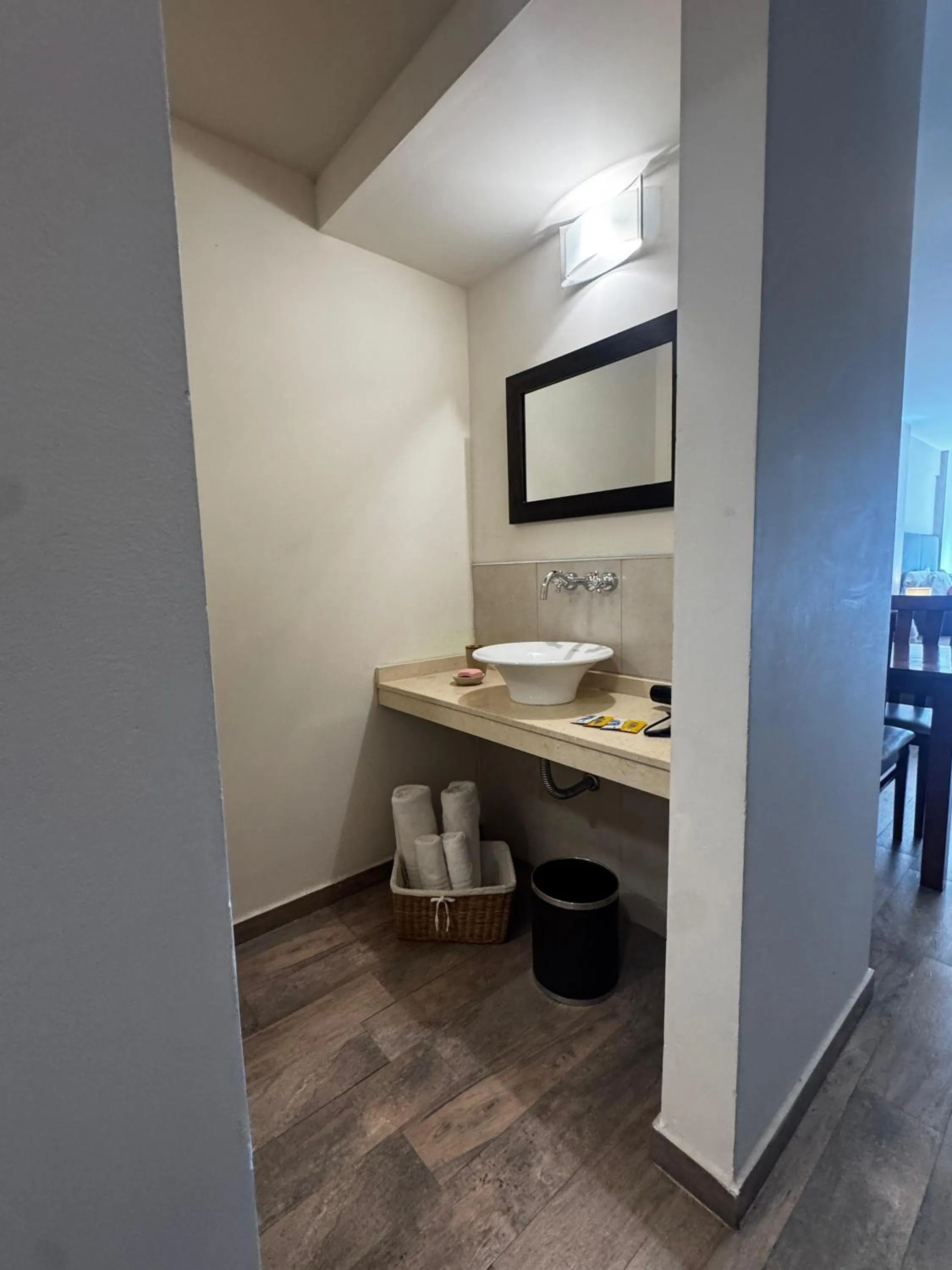 URBANA SUITES & STUDIOS 440