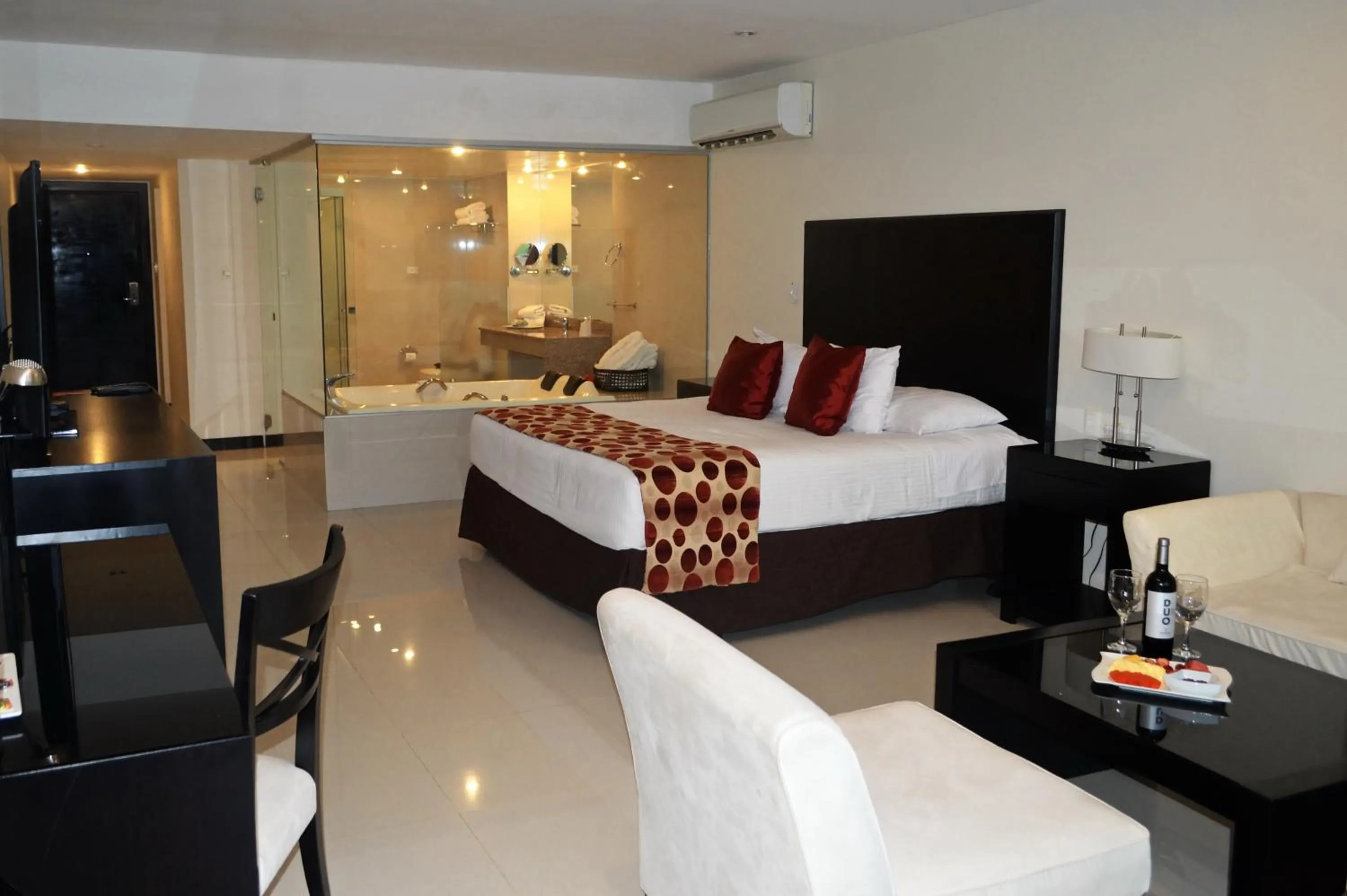 Photo of the whole room, Bed in Sun Hotel