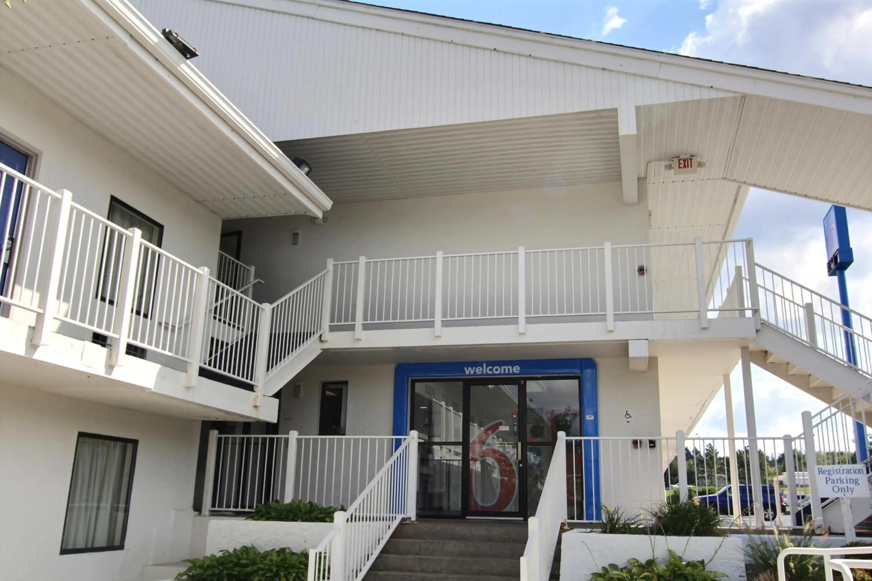Facade/entrance in Motel 6-Middleburg Heights, OH - Cleveland