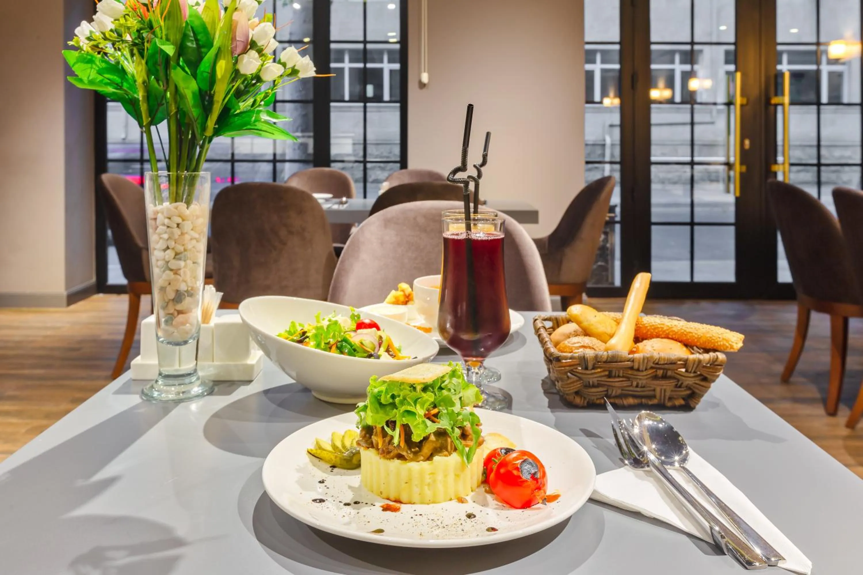 Food and drinks in Aksent Hotel