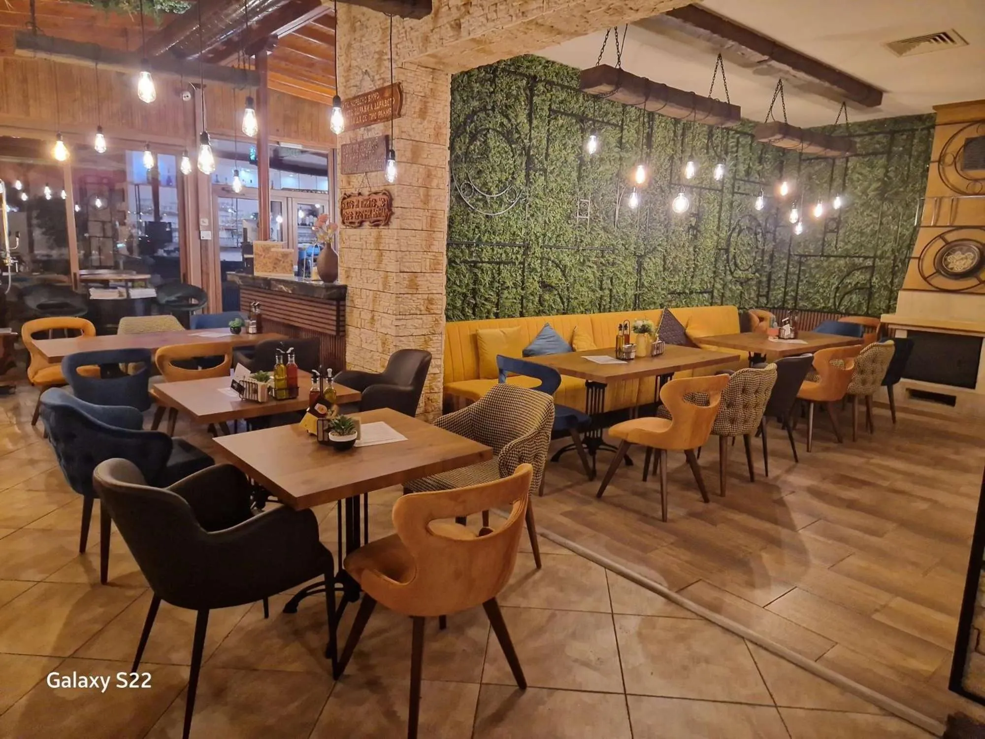 Restaurant/places to eat in Family Hotel Kedara