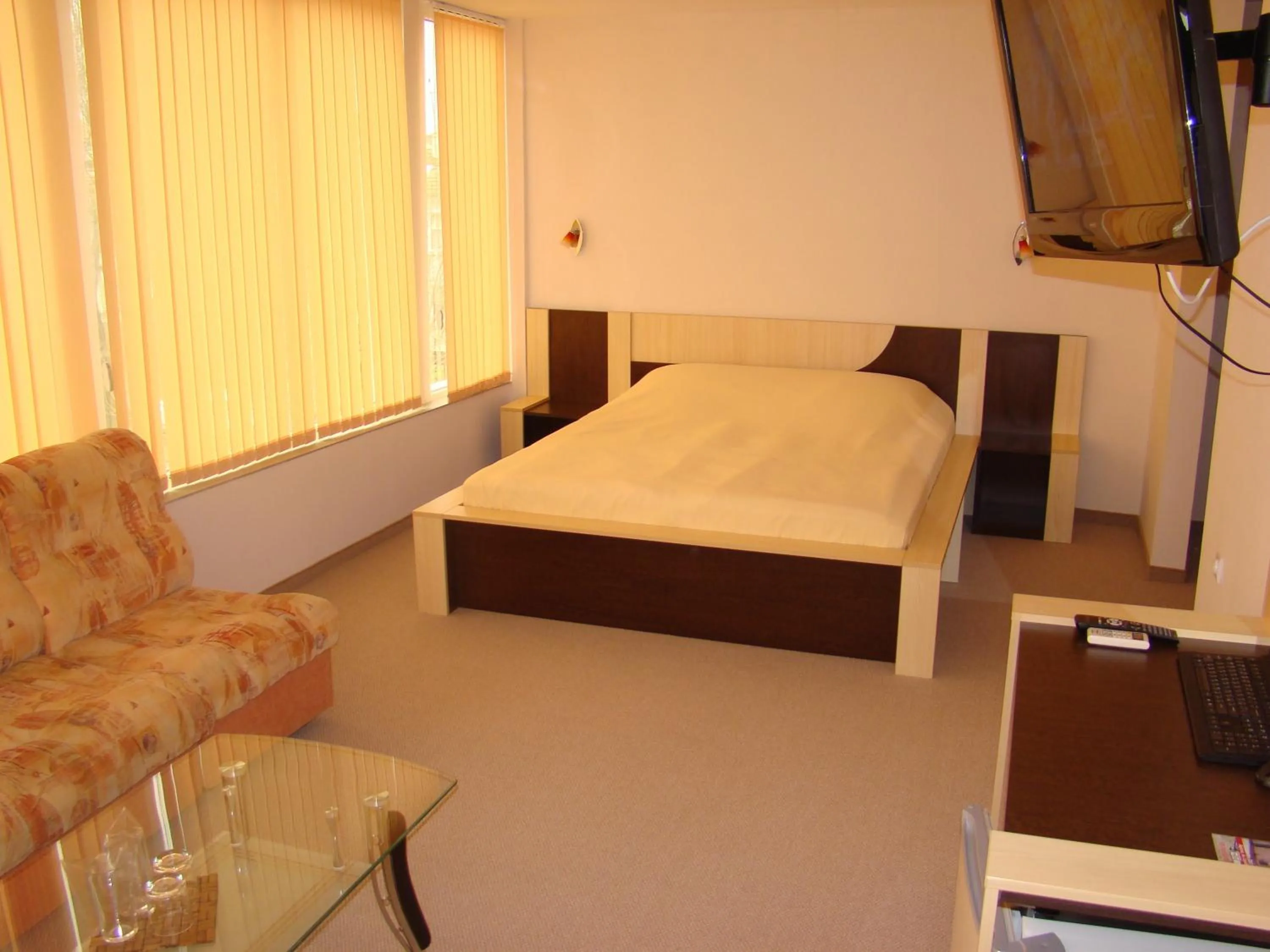 Photo of the whole room, Bed in Family Hotel Kedara