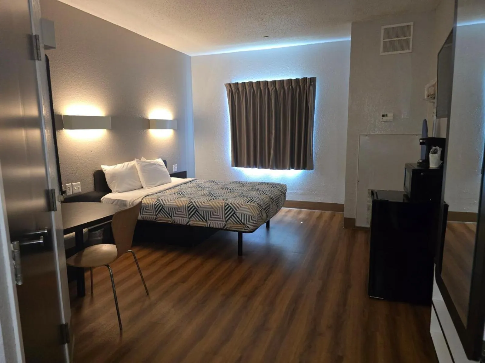 Photo of the whole room, Bed in Motel 6-Biloxi, MS - Beach