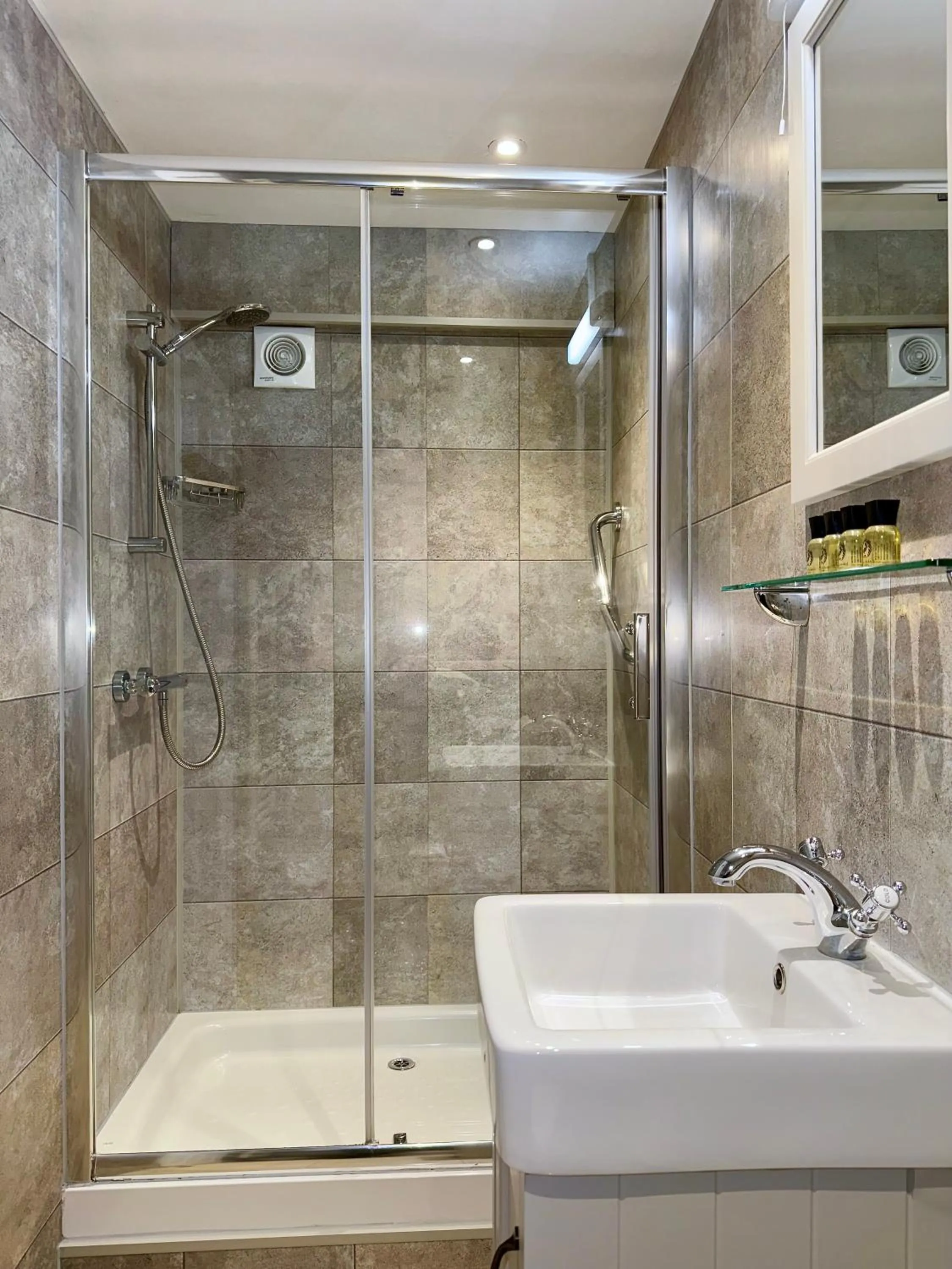 Shower in Sibton White Horse Inn