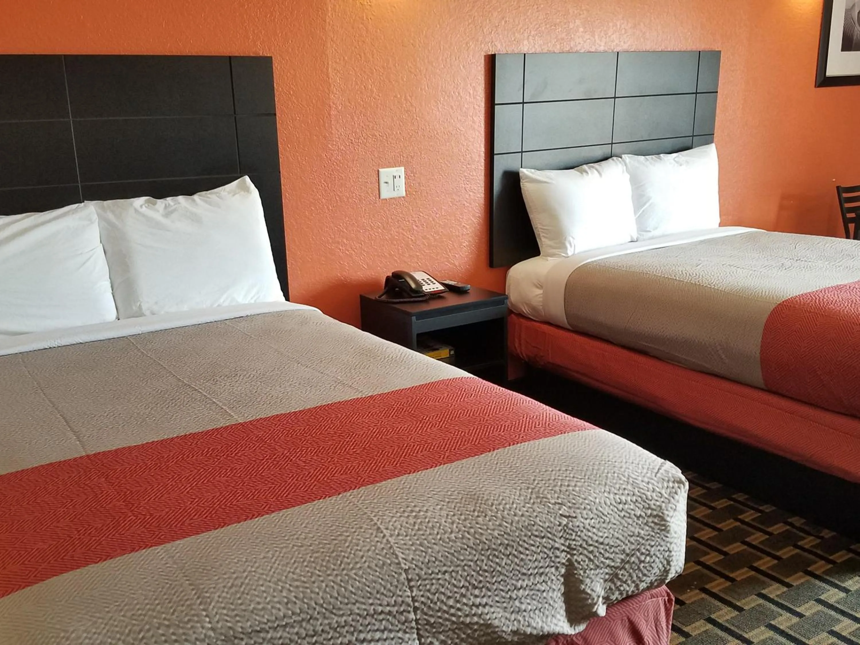 Bedroom, Bed in Motel 6-Houston, TX - Brookhollow