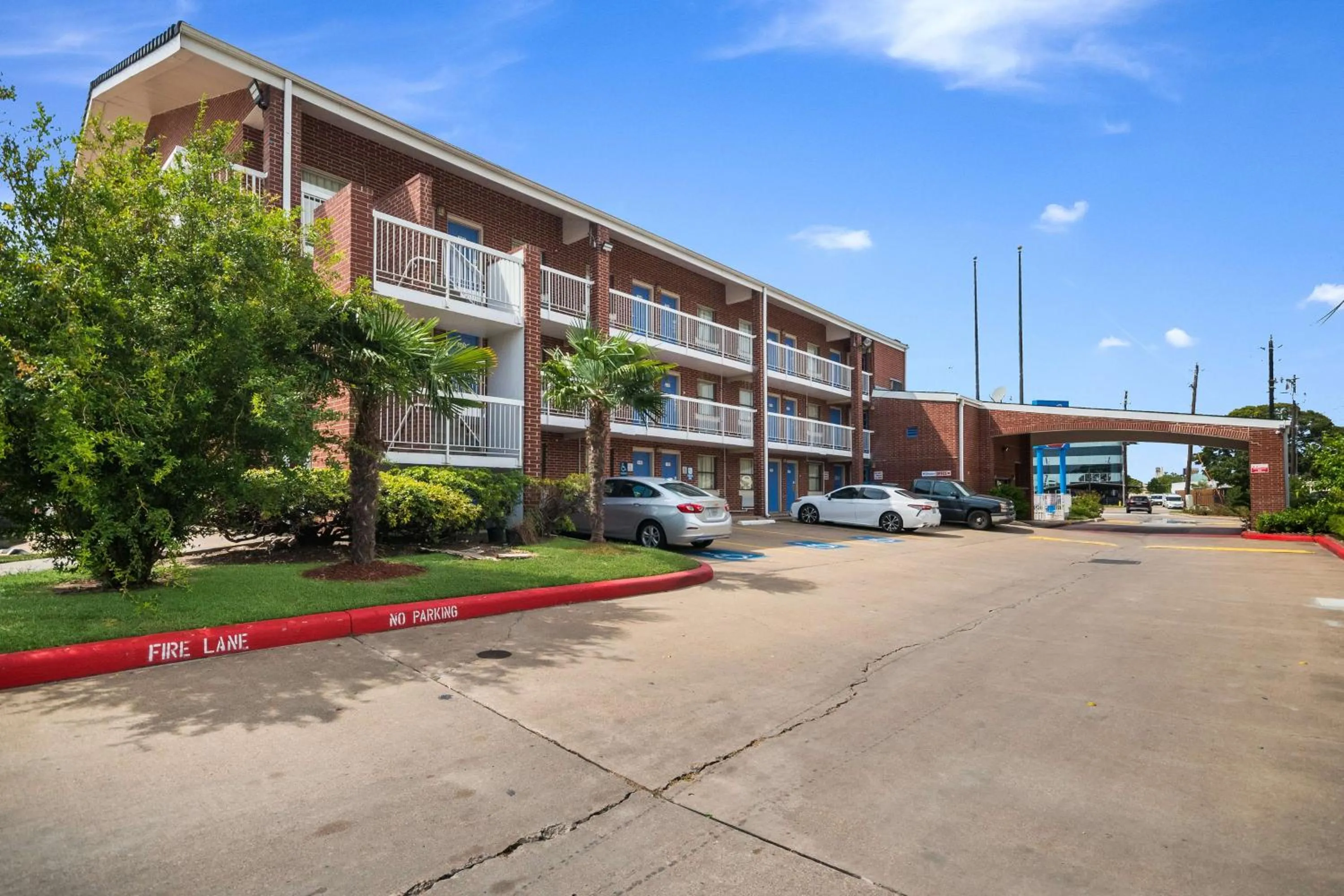 Property building in Motel 6-Houston, TX - Brookhollow