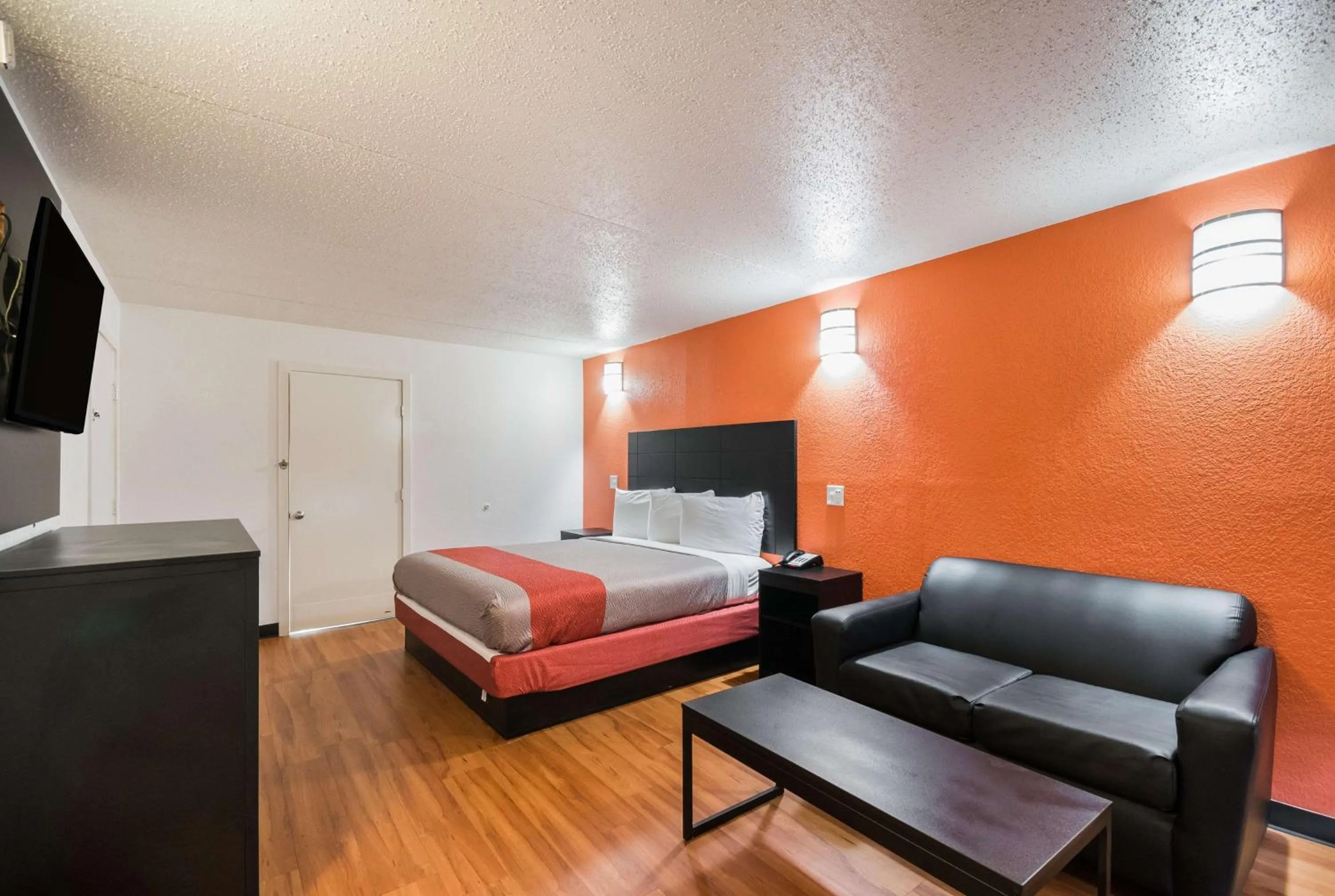 Photo of the whole room, Bed in Motel 6-Houston, TX - Brookhollow